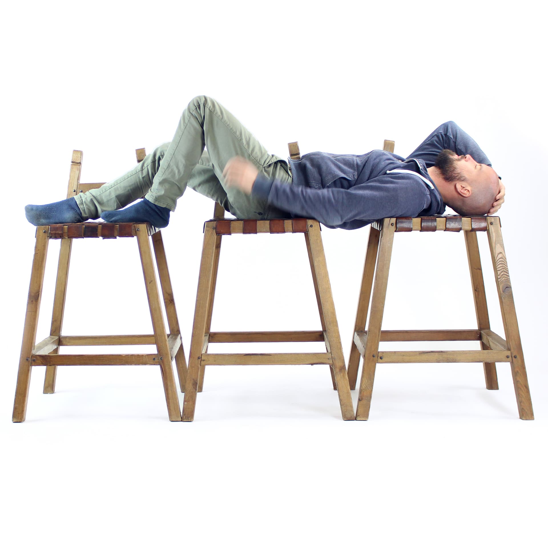 Stołek barowy, dąb jasnobrązowy, skóra rdzawobrązowa, Czechosłowacja, lata 50. - 168749