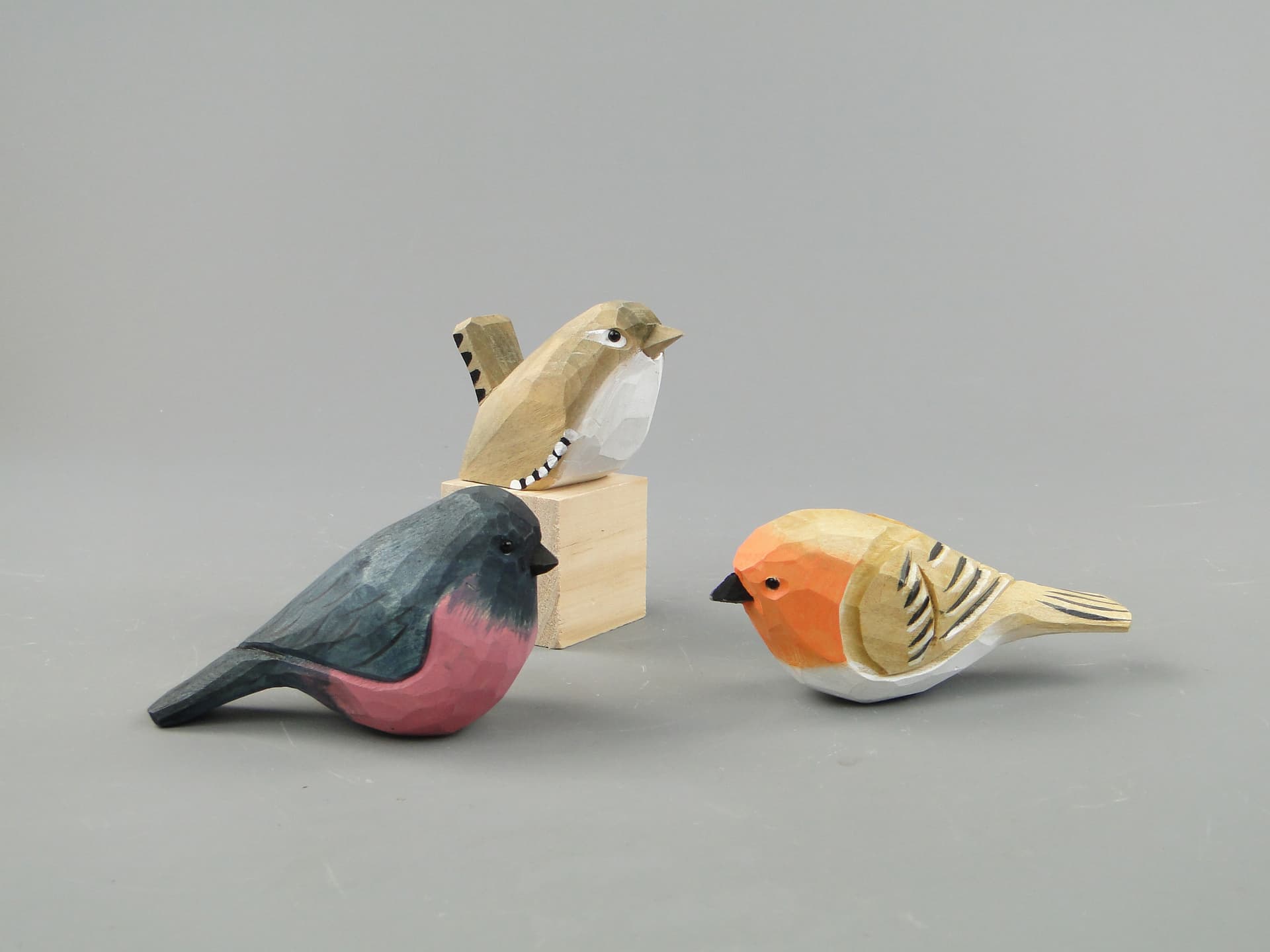 Zestaw trzech figurek ptaków folk, drewno polichromowane wielokolorowe, 21. wiek - 169006