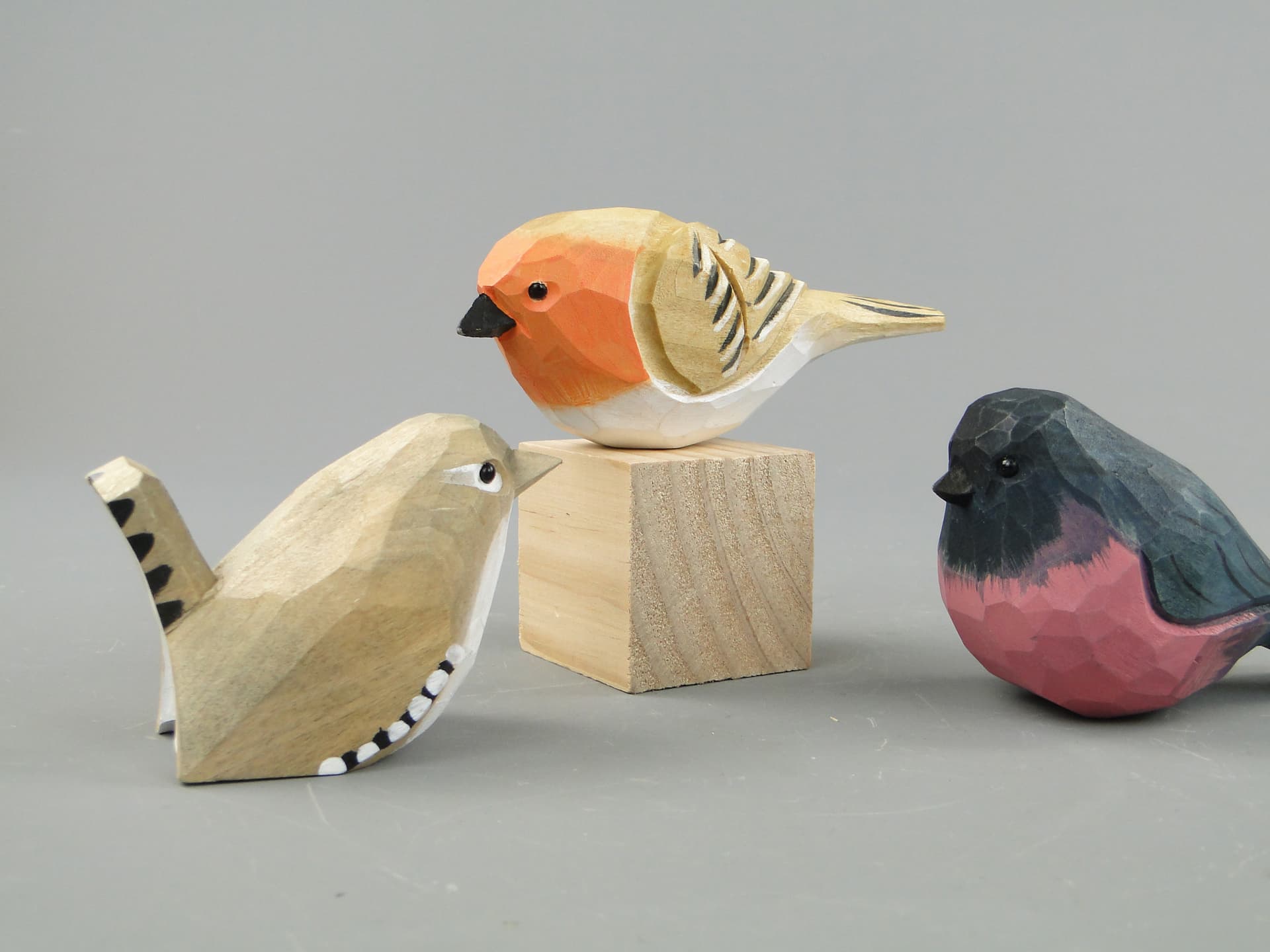 Zestaw trzech figurek ptaków folk, drewno polichromowane wielokolorowe, 21. wiek - 169007