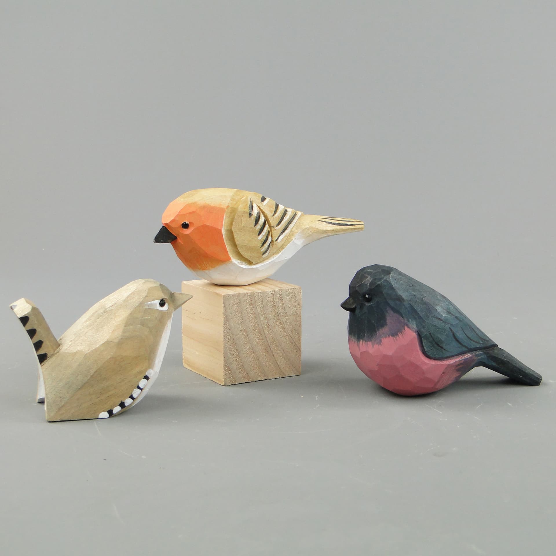 Zestaw trzech figurek ptaków folk, drewno polichromowane wielokolorowe, 21. wiek - 169005