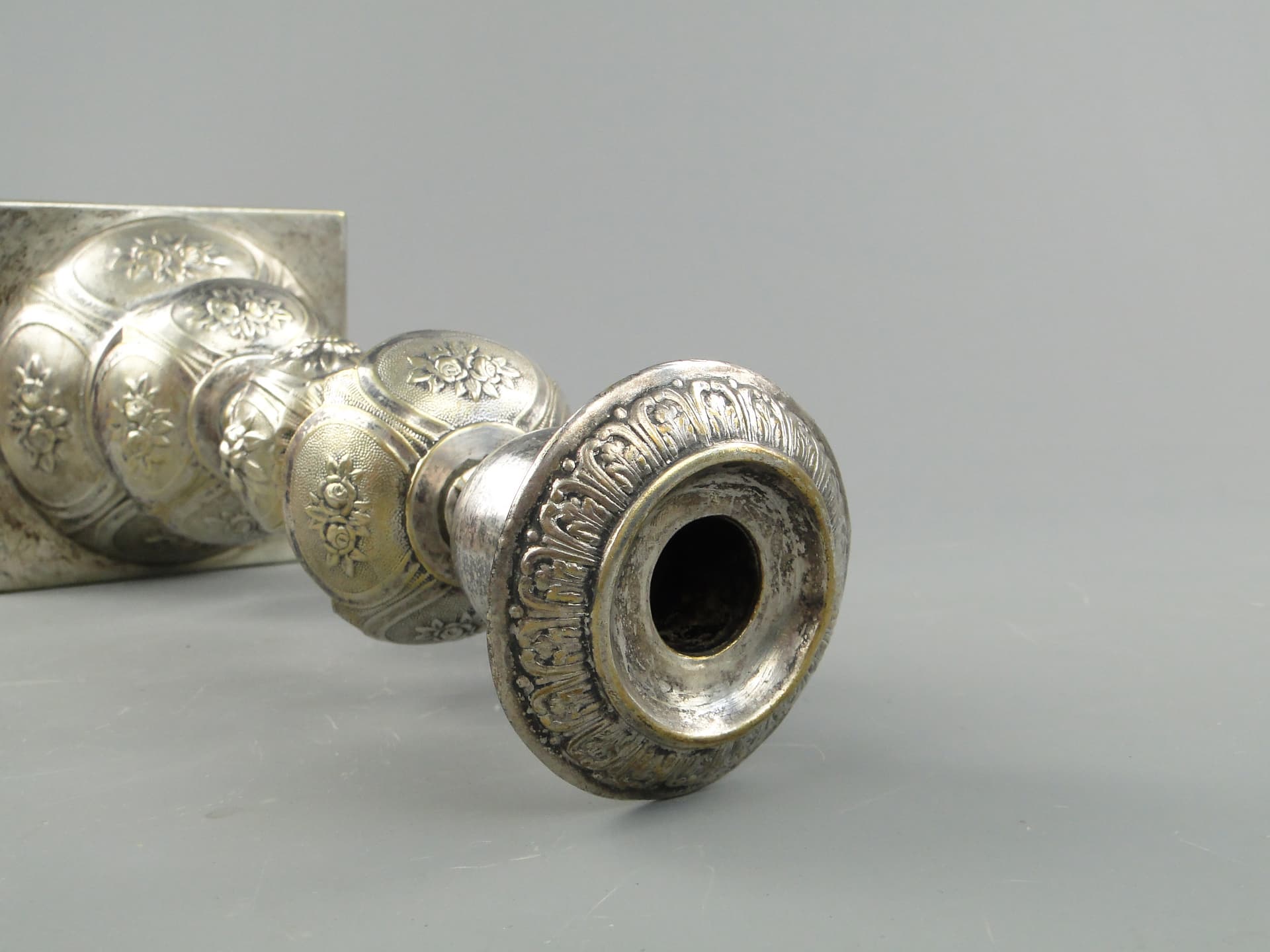 Świecznik stołowy, neoklasyczny, mosiądz srebrzony, Fraget, Polska, XIX w. - 169041