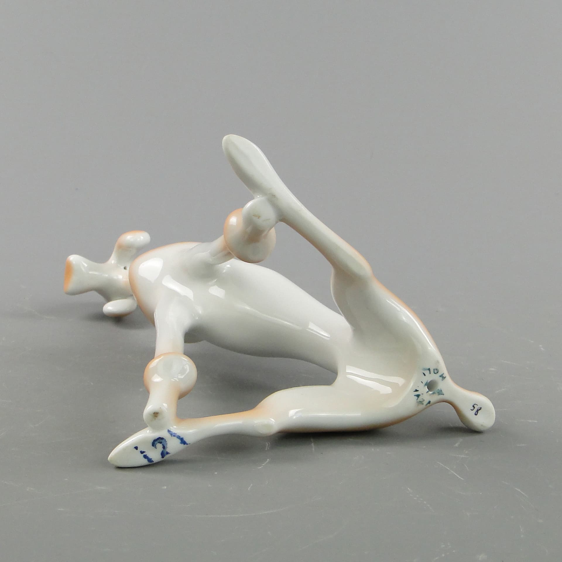 Figurka pudla, biała porcelana, Hollohaza, Węgry, lata 60. - 169108