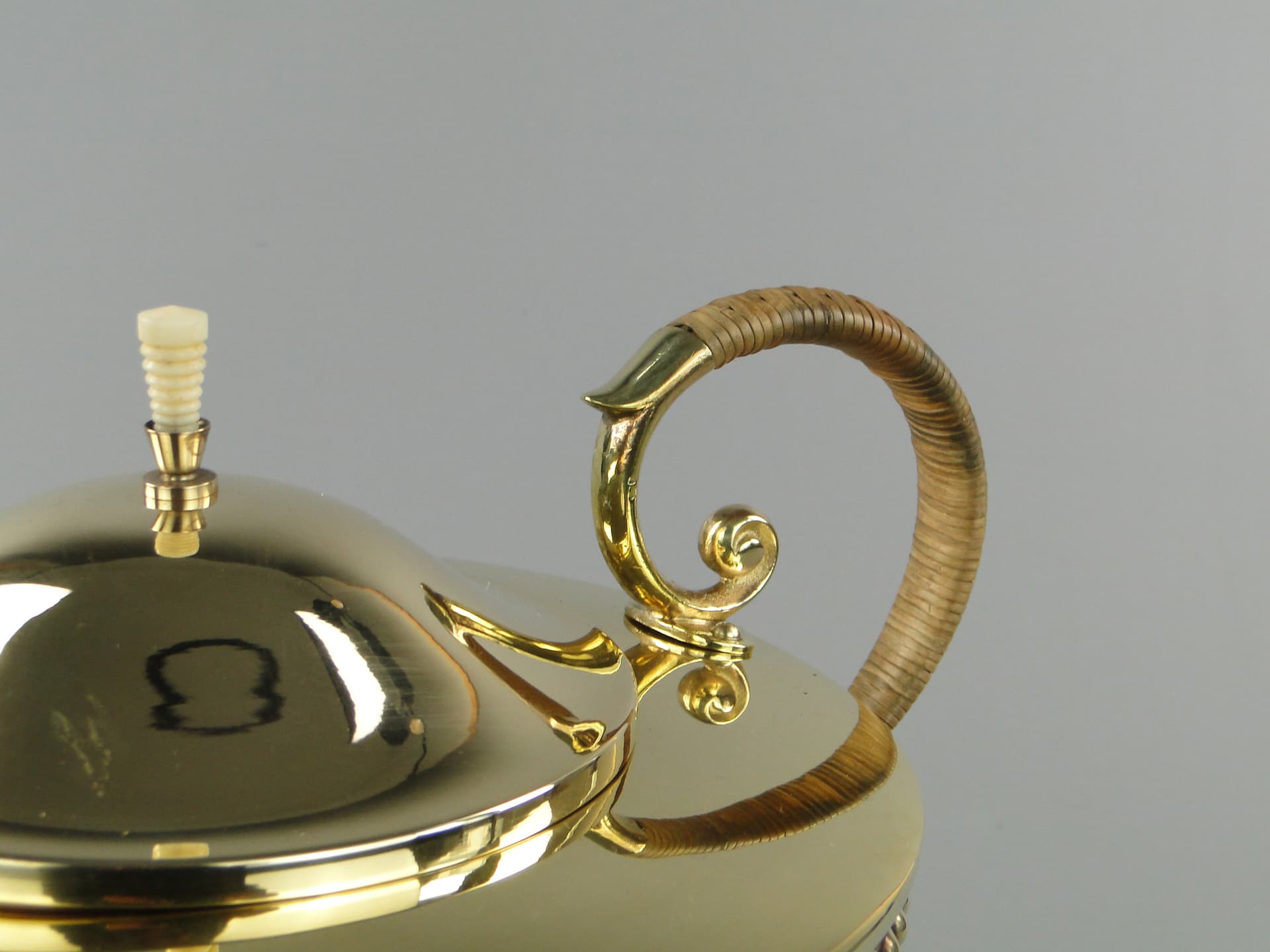 Buliera secesyjna, mosiądz złoty, proj. I. Taschner, Niemcy, lata 1900 - 169201