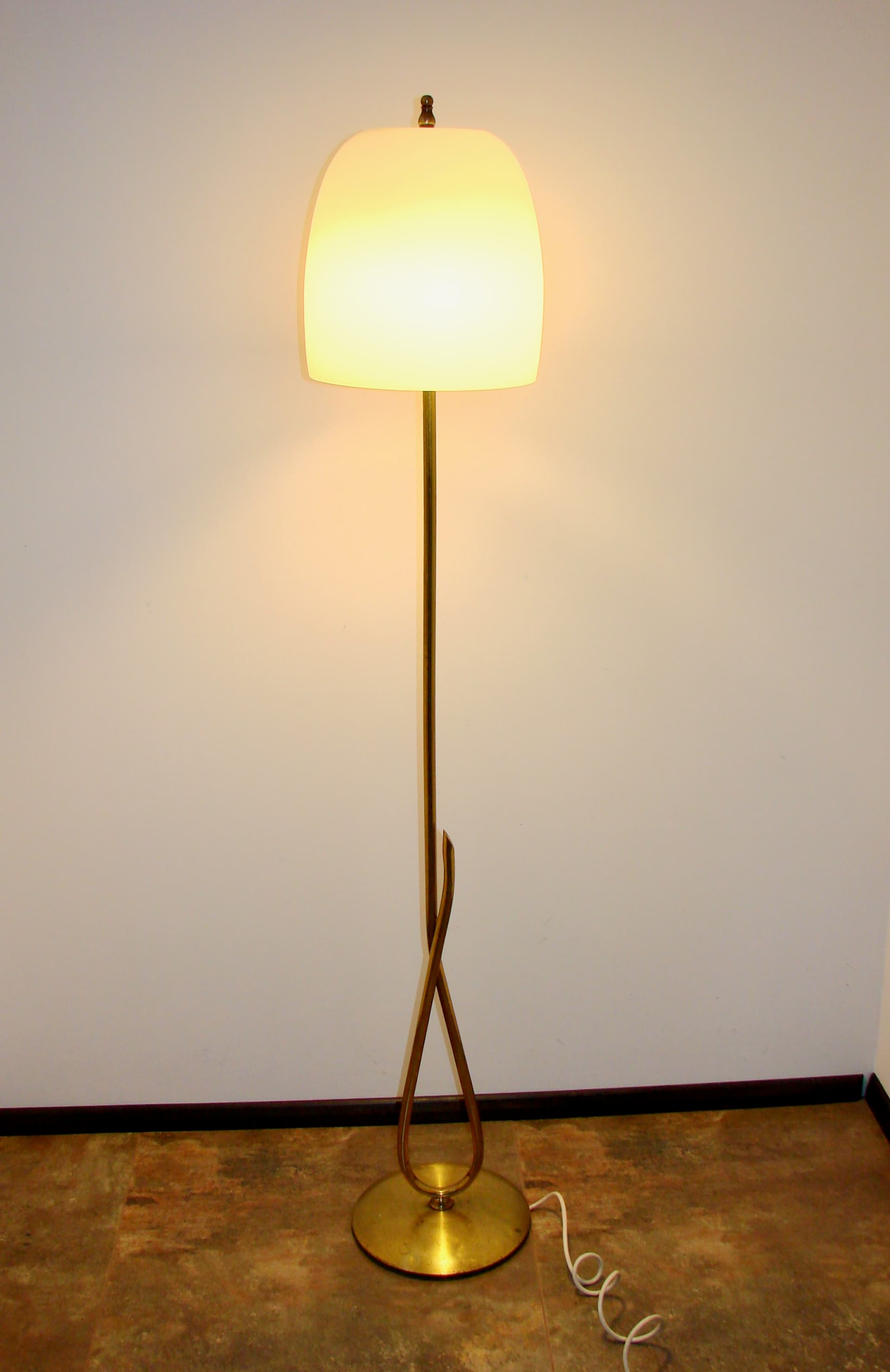 Lampa podłogowa Mid-Century, mosiądz biały, szkło, lata 50. - 169253