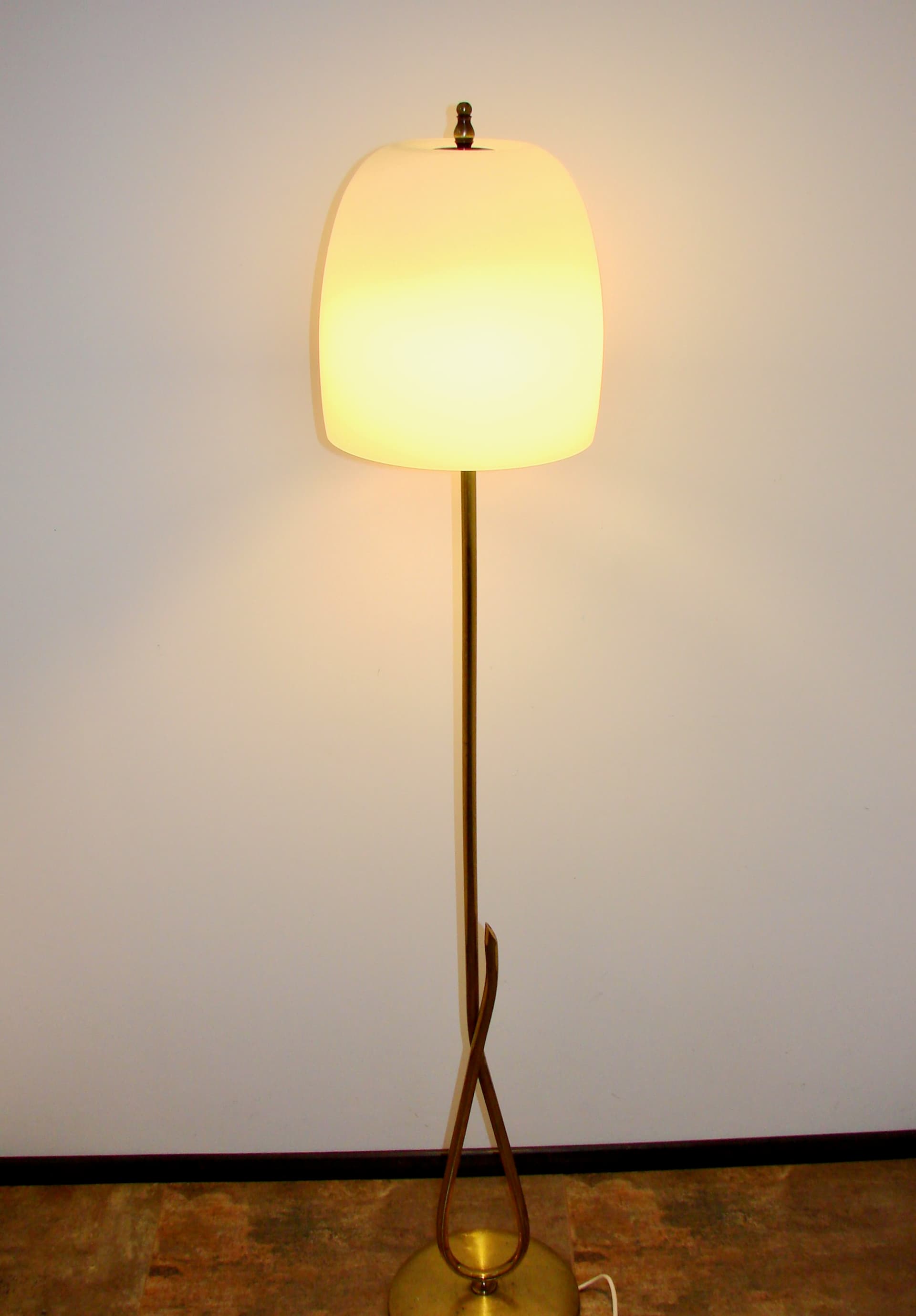 Lampa podłogowa Mid-Century, mosiądz biały, szkło, lata 50. - 169254