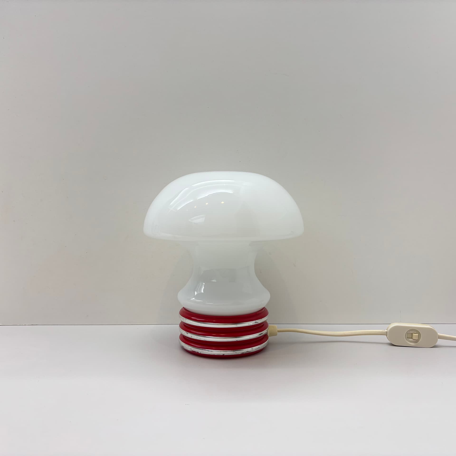 Lampka nocna Space Age, szkło opalowe, plastik czerwony, Niemcy, lata 70. - 169293