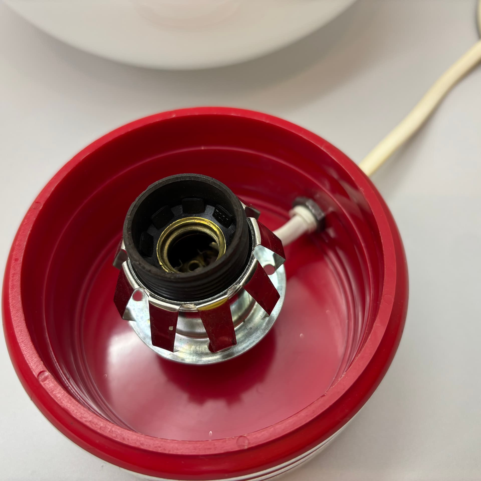 Lampka nocna Space Age, szkło opalowe, plastik czerwony, Niemcy, lata 70. - 169295