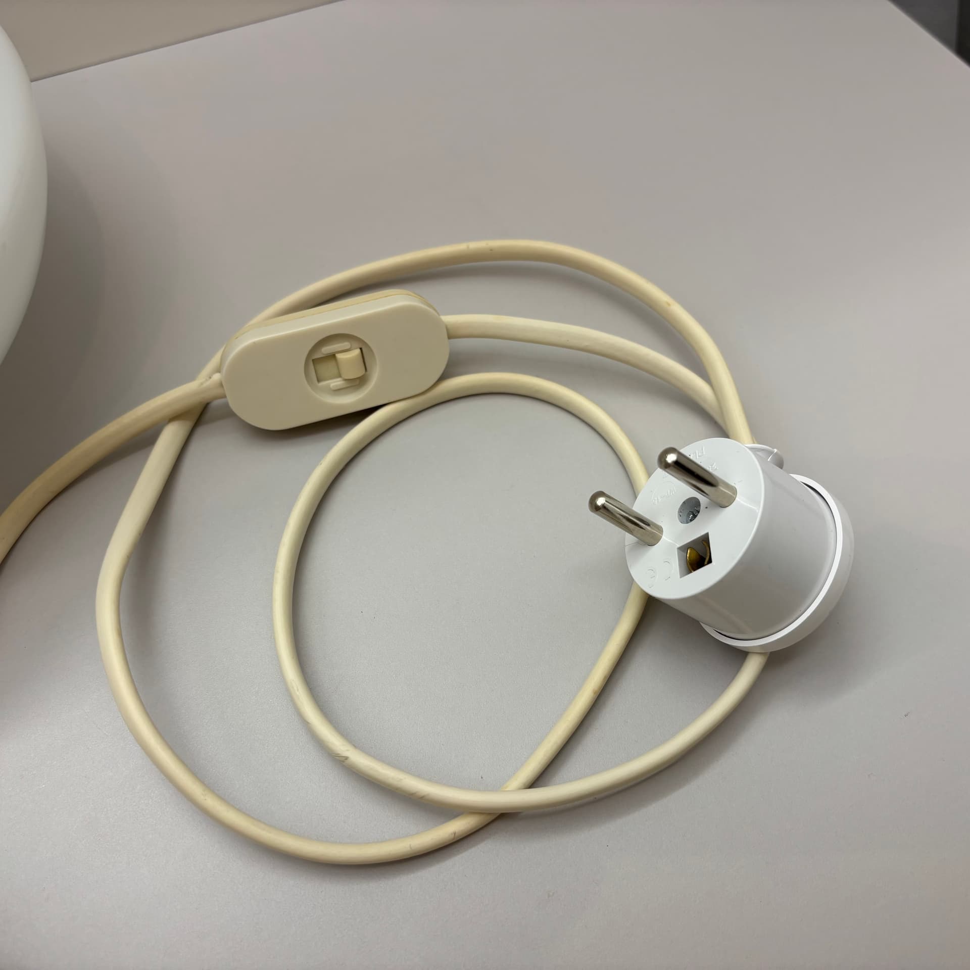 Lampka nocna Space Age, szkło opalowe, plastik czerwony, Niemcy, lata 70. - 169299