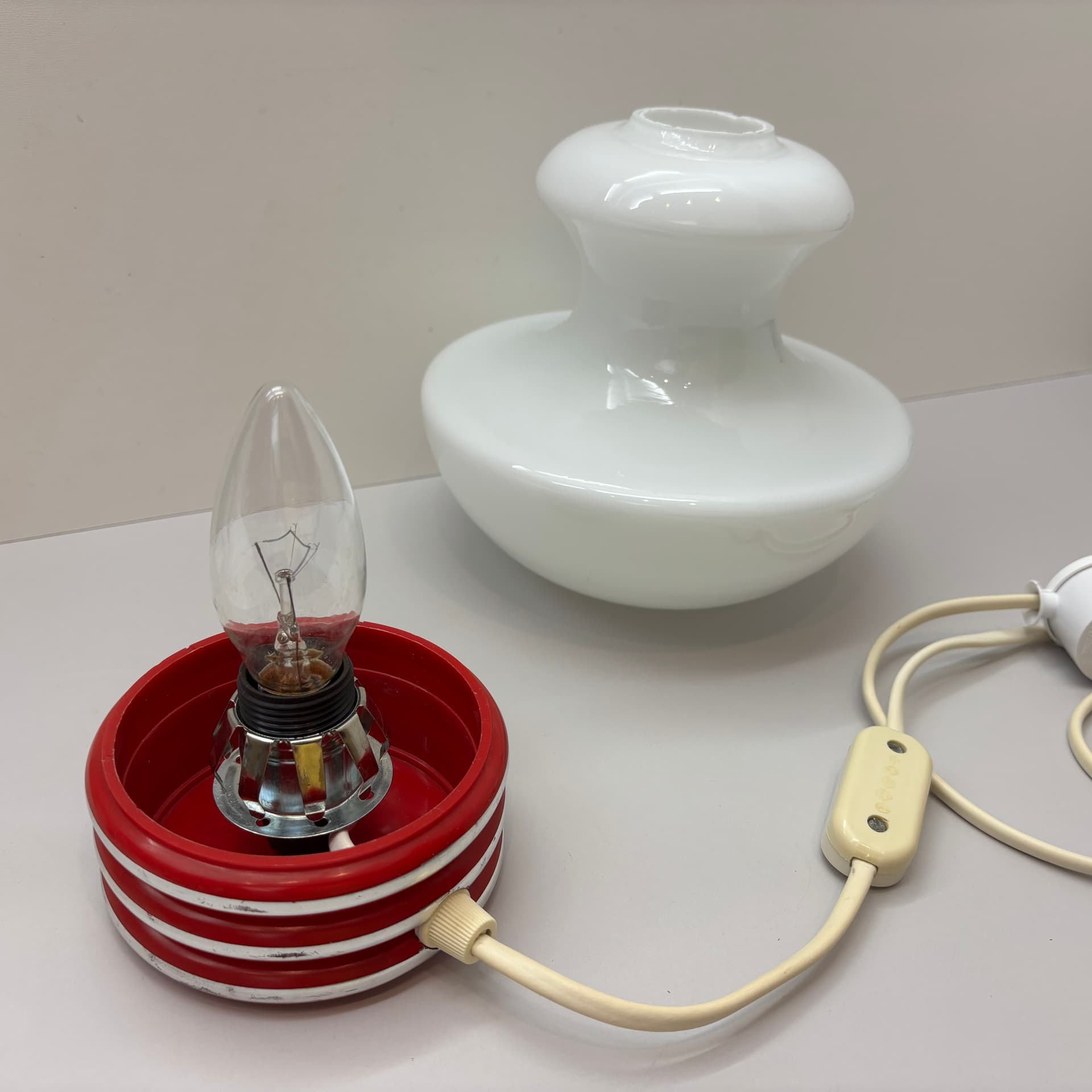 Lampka nocna Space Age, szkło opalowe, plastik czerwony, Niemcy, lata 70. - 169290