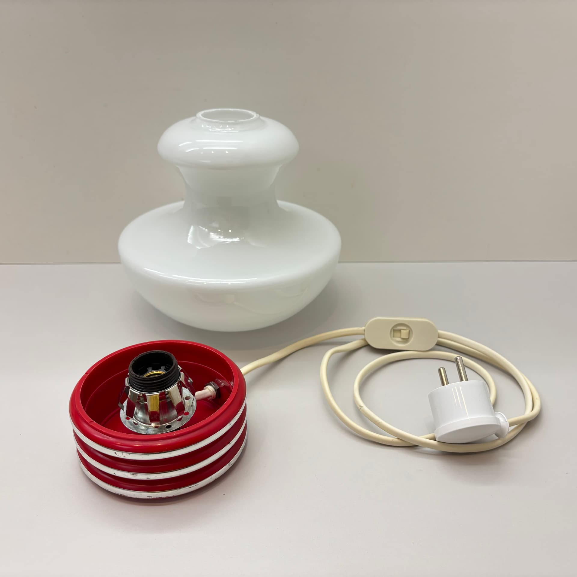 Lampka nocna Space Age, szkło opalowe, plastik czerwony, Niemcy, lata 70. - 169297