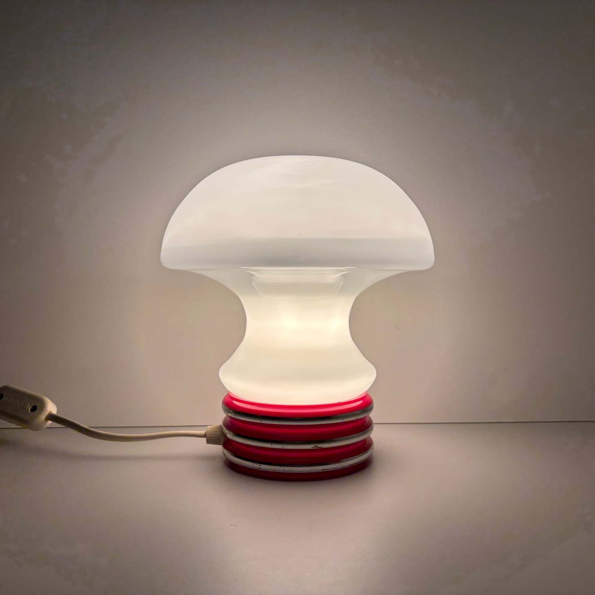 Lampka nocna Space Age, szkło opalowe, plastik czerwony, Niemcy, lata 70. - 169286