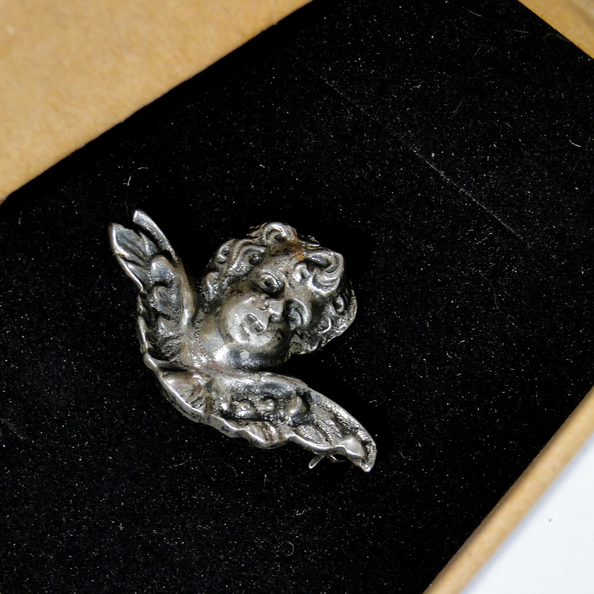 Srebrna broszka z cherubinem - 169670