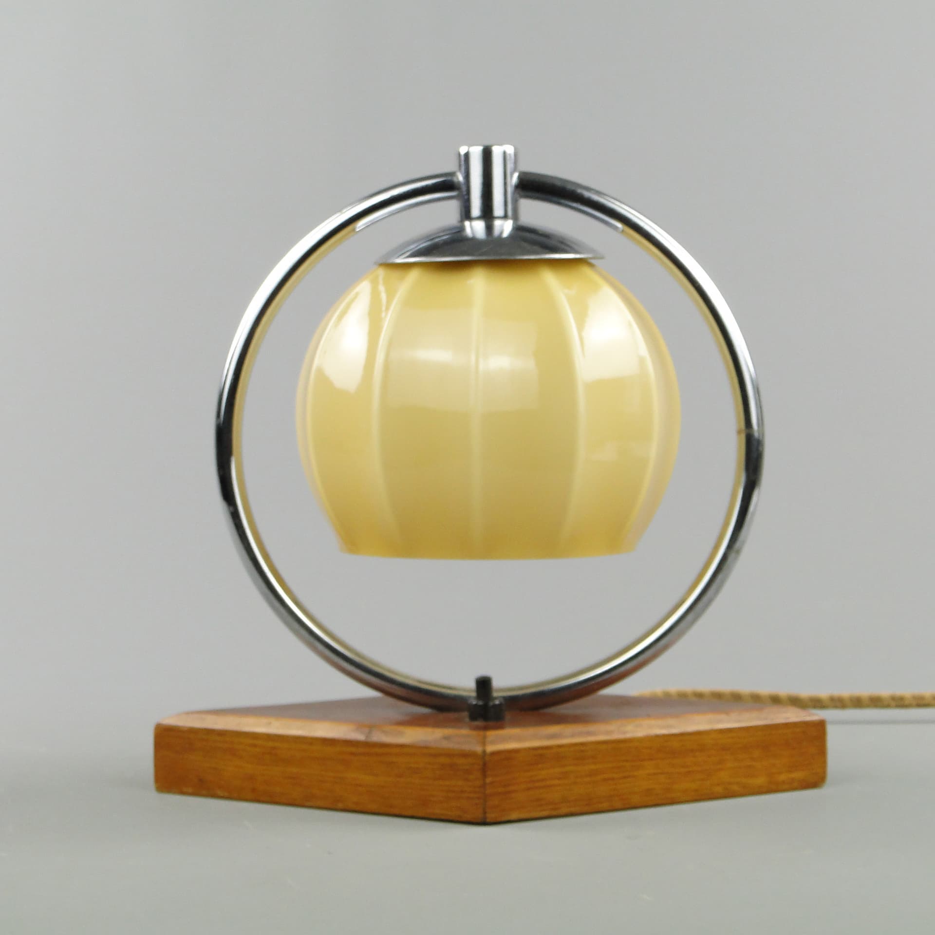 Lampa nocna Art déco, szkło kość słoniowa, mahoń, stal niklowana, Polska, lata 30. - 169755