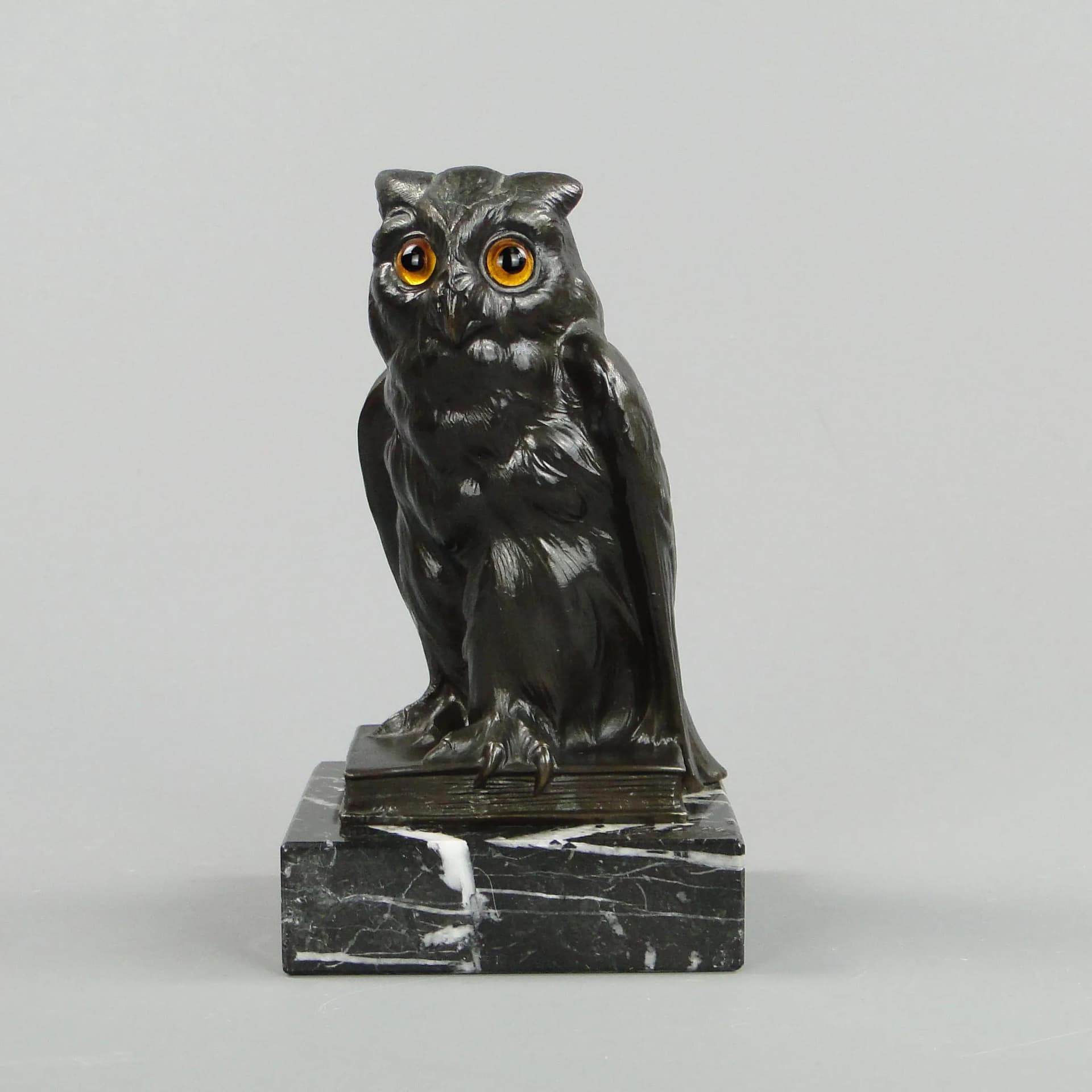 Figura sowy, art déco, metal brązowy ciemny, marmur czarny, Austria, lata 20. - 11149