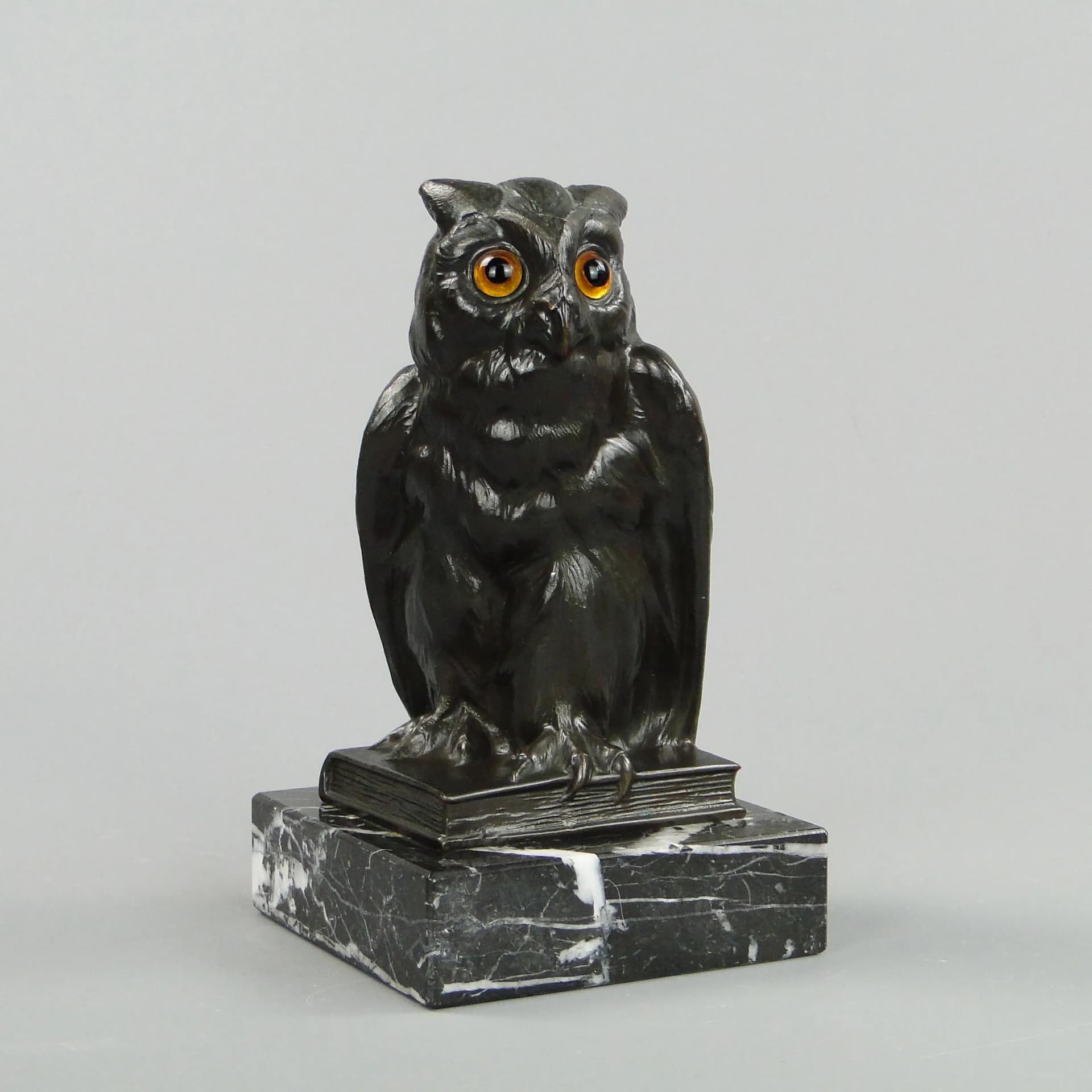 Figura sowy, art déco, metal brązowy ciemny, marmur czarny, Austria, lata 20. - 11148