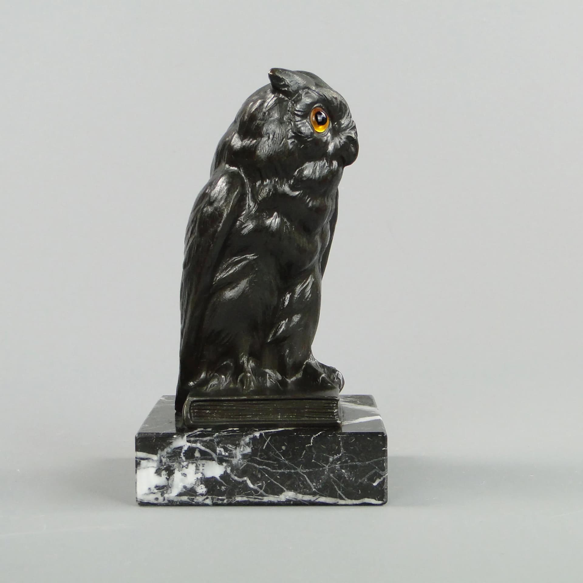 Figura sowy, art déco, metal brązowy ciemny, marmur czarny, Austria, lata 20. - 11152