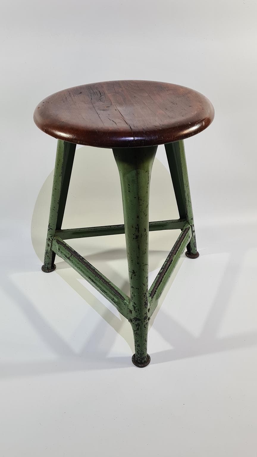 Stołek industrialny, drewno ciemnobrązowe, metal zielony, Niemcy, lata 50. - 170112