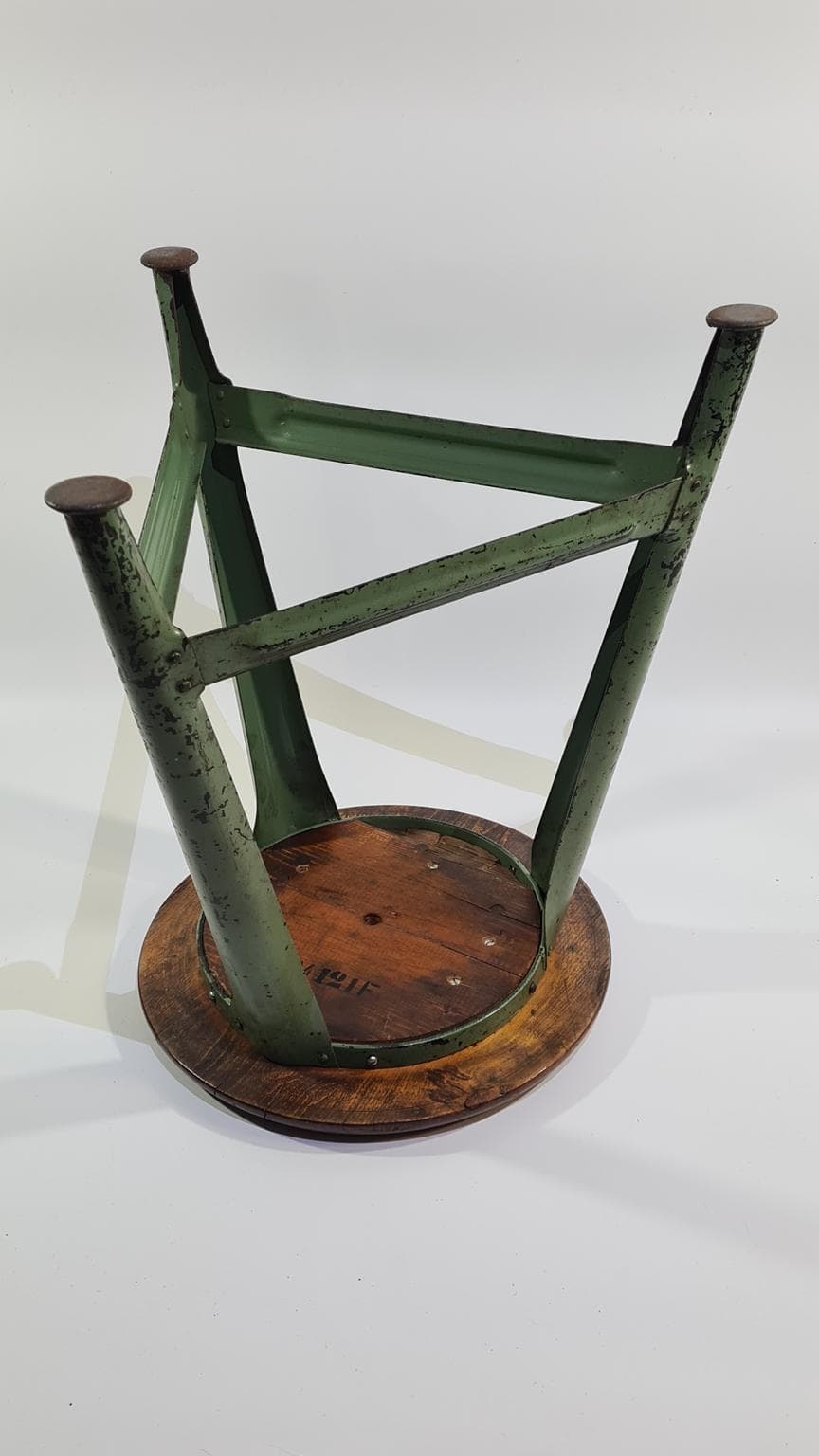 Stołek industrialny, drewno ciemnobrązowe, metal zielony, Niemcy, lata 50. - 170122