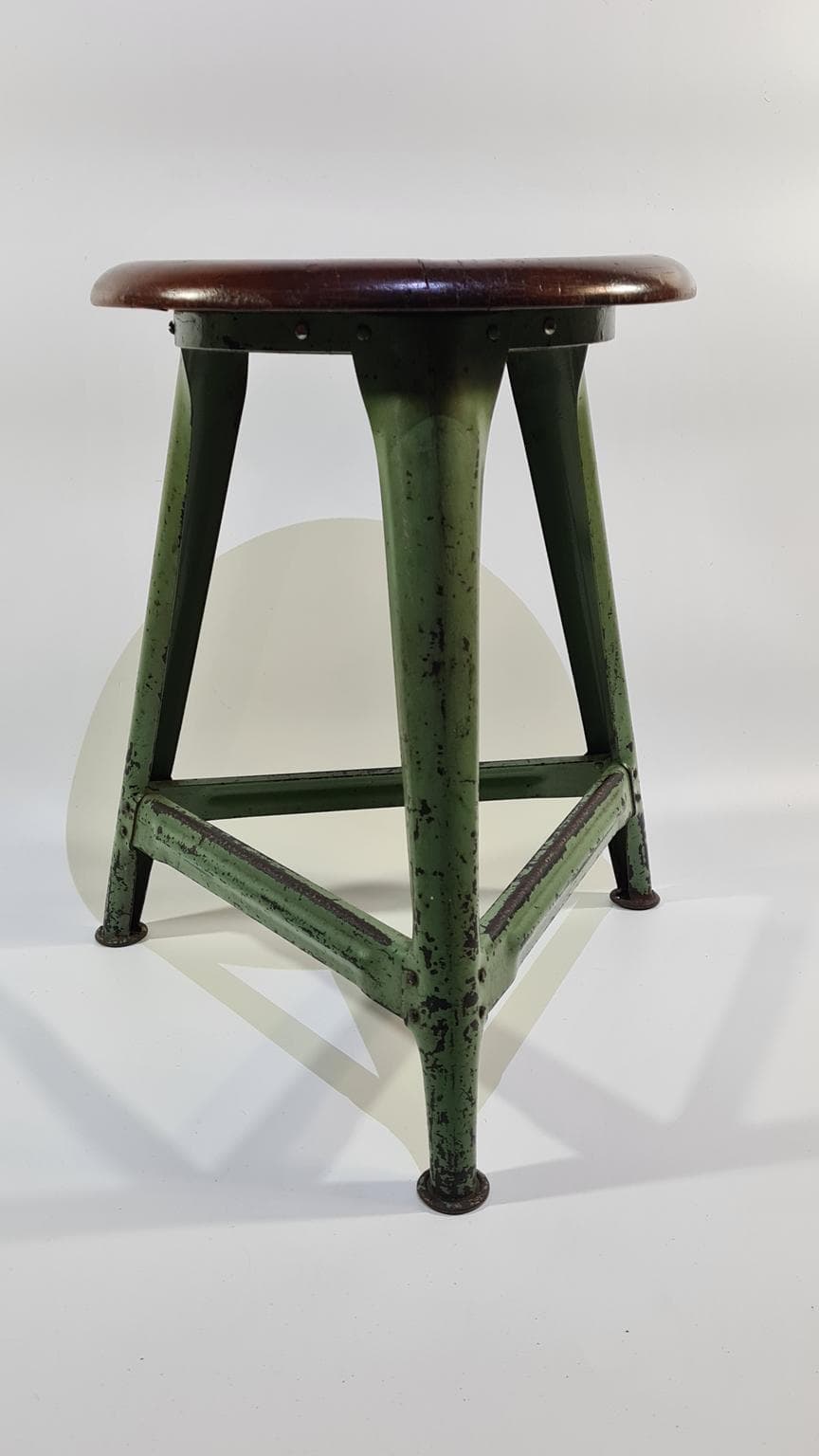 Stołek industrialny, drewno ciemnobrązowe, metal zielony, Niemcy, lata 50. - 170113