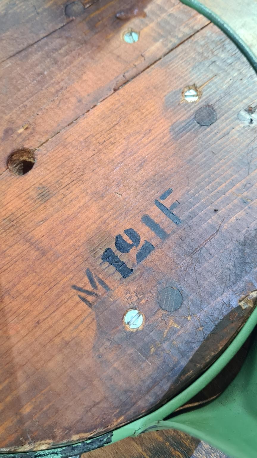 Stołek industrialny, drewno ciemnobrązowe, metal zielony, Niemcy, lata 50. - 170120