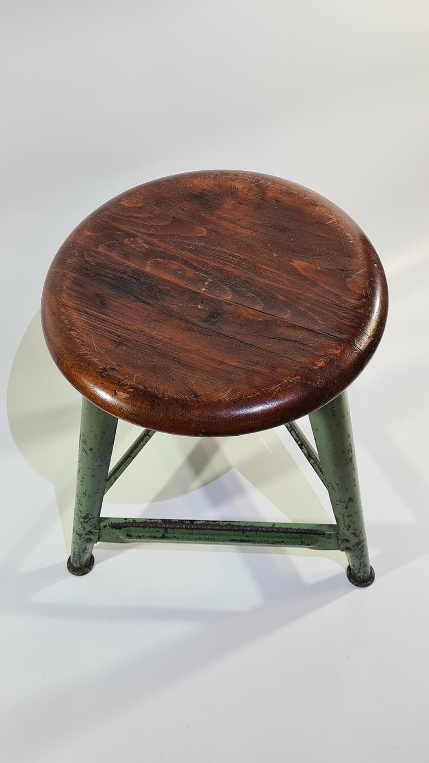 Stołek industrialny, drewno ciemnobrązowe, metal zielony, Niemcy, lata 50. - 170116