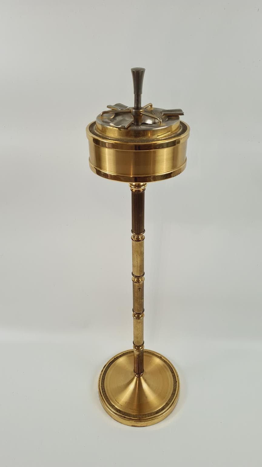 Popielniczka stojąca Hollywood Regency, mosiądz złoty, lata 50. - 170148