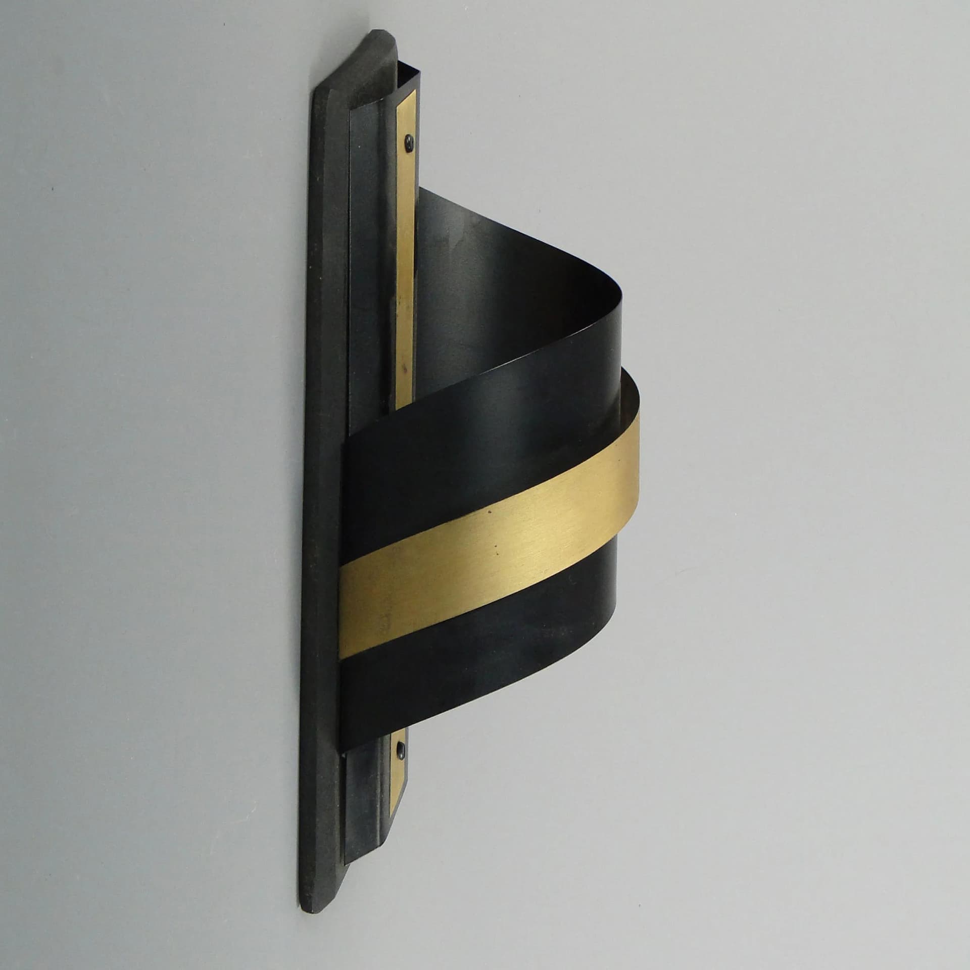 Kinkiet modernistyczny, drewno czarne, aluminium czarne, mosiądz, Polska, lata 80. - 11102