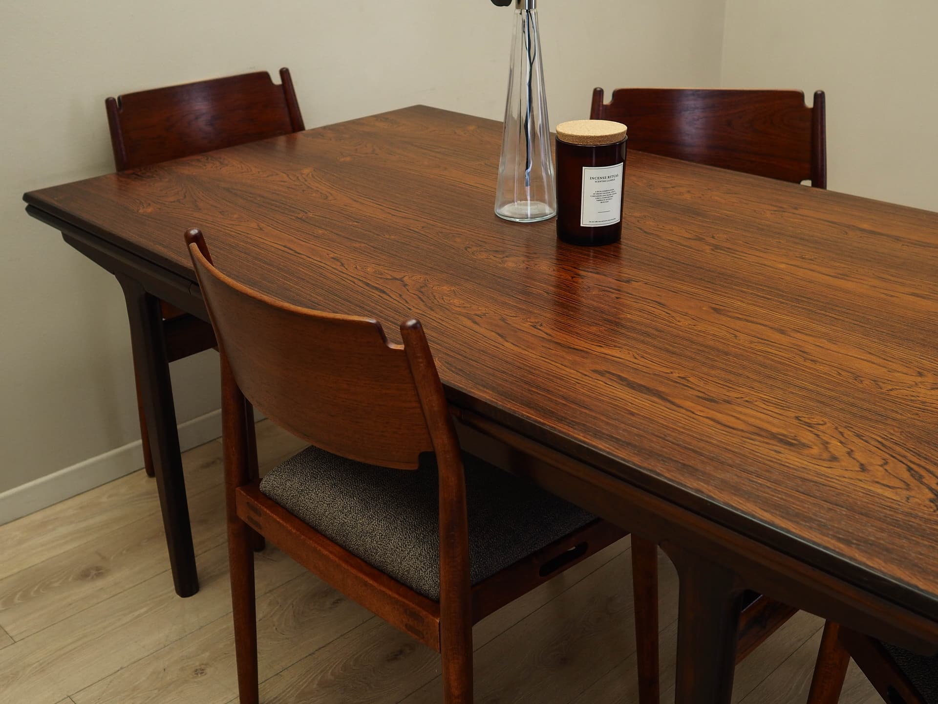 Komplet czterech krzeseł, mahon brązowy ciemny, fornir tekowy brązowy ciemny, tkanina taupe, Dania, lata 70. - 170812