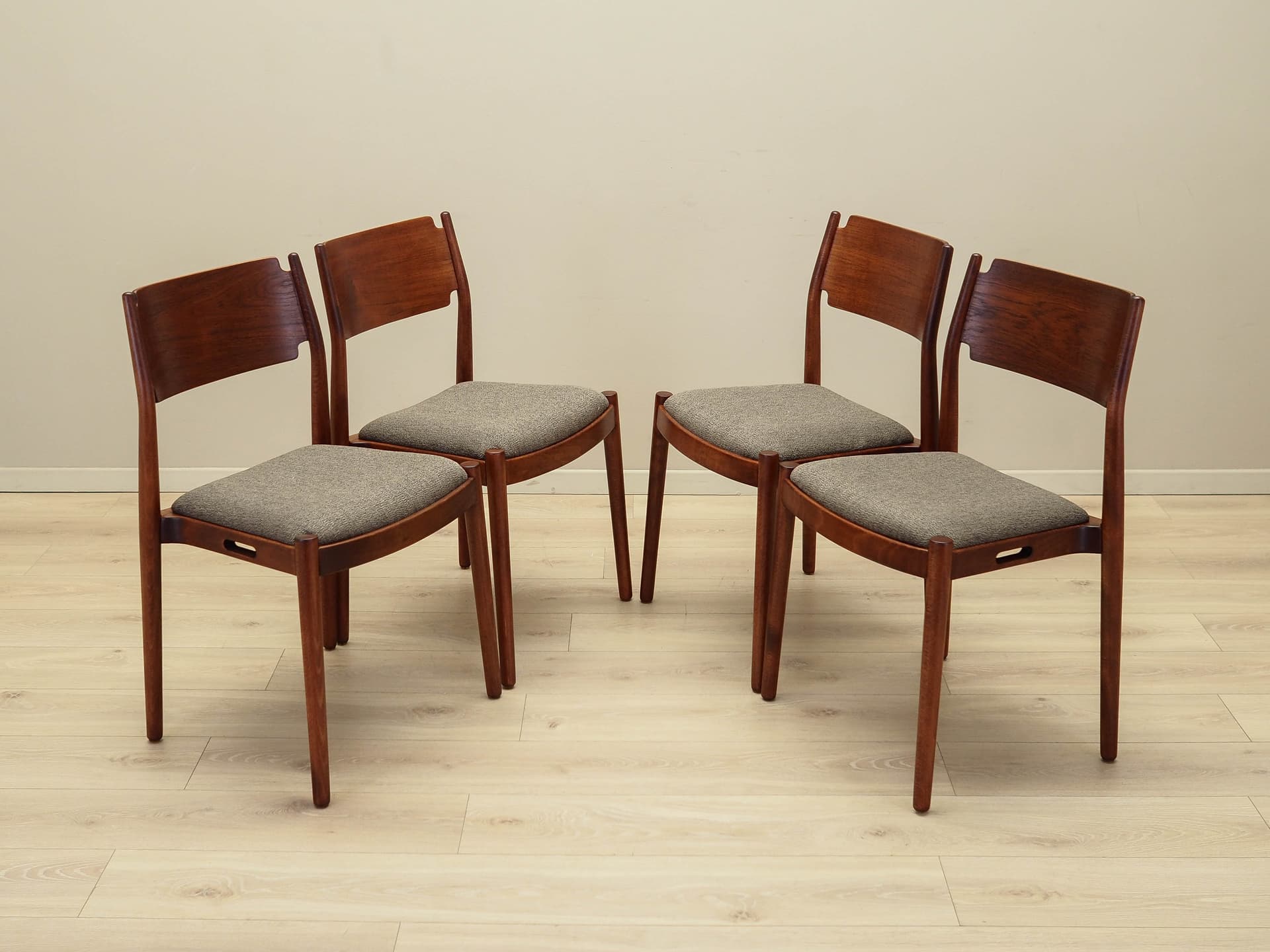 Komplet czterech krzeseł, mahon brązowy ciemny, fornir tekowy brązowy ciemny, tkanina taupe, Dania, lata 70. - 170815