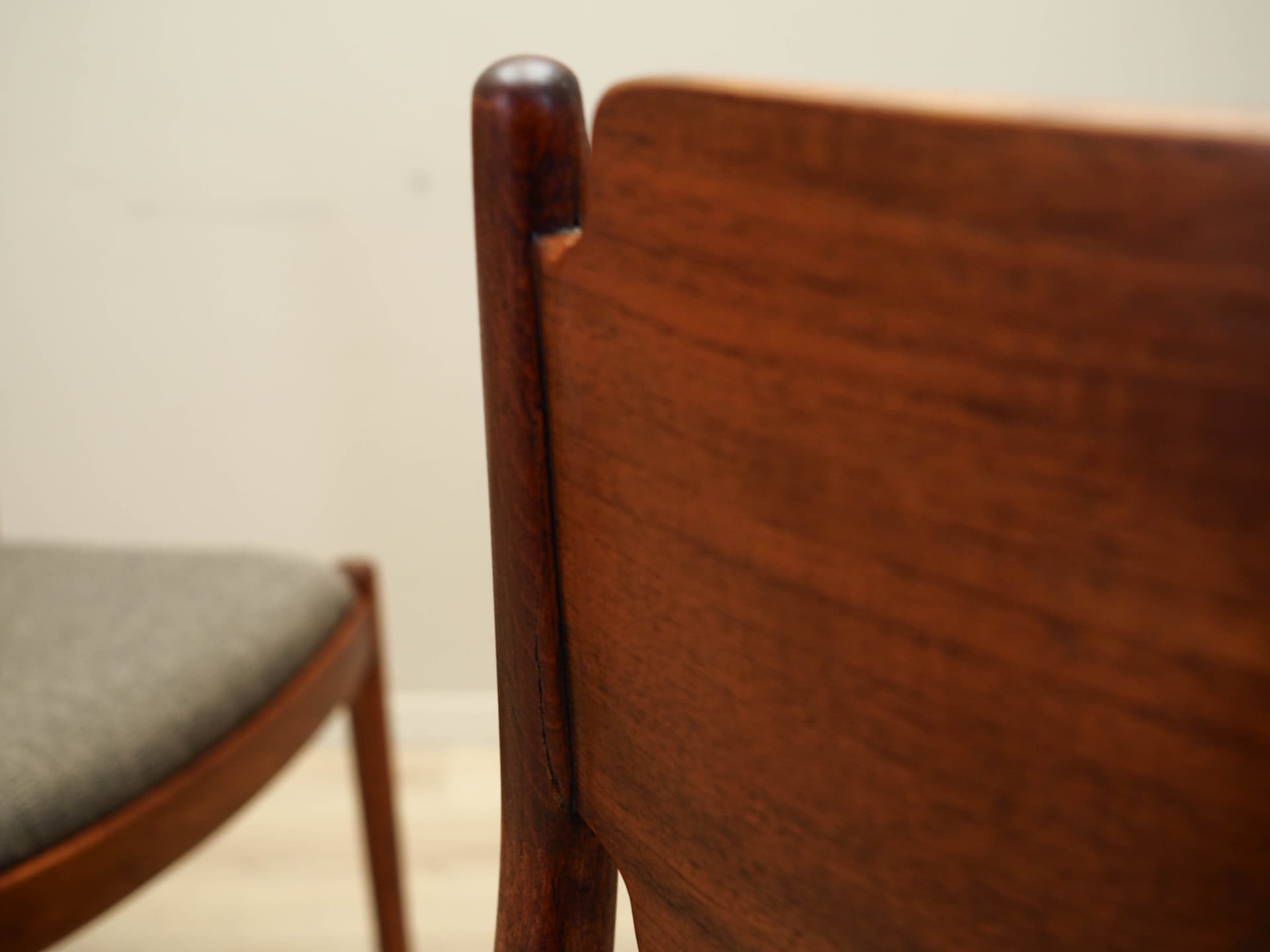 Komplet czterech krzeseł, mahon brązowy ciemny, fornir tekowy brązowy ciemny, tkanina taupe, Dania, lata 70. - 170820