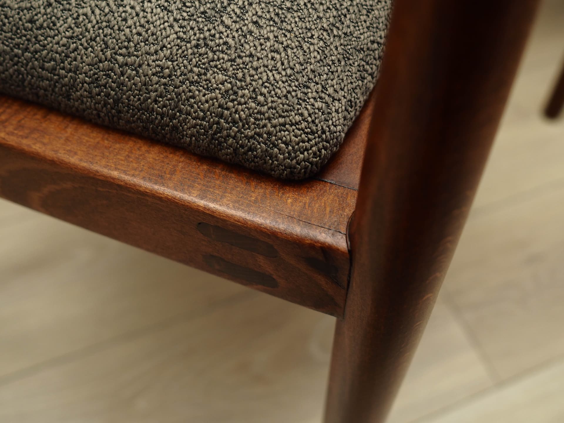 Komplet czterech krzeseł, mahon brązowy ciemny, fornir tekowy brązowy ciemny, tkanina taupe, Dania, lata 70. - 170821