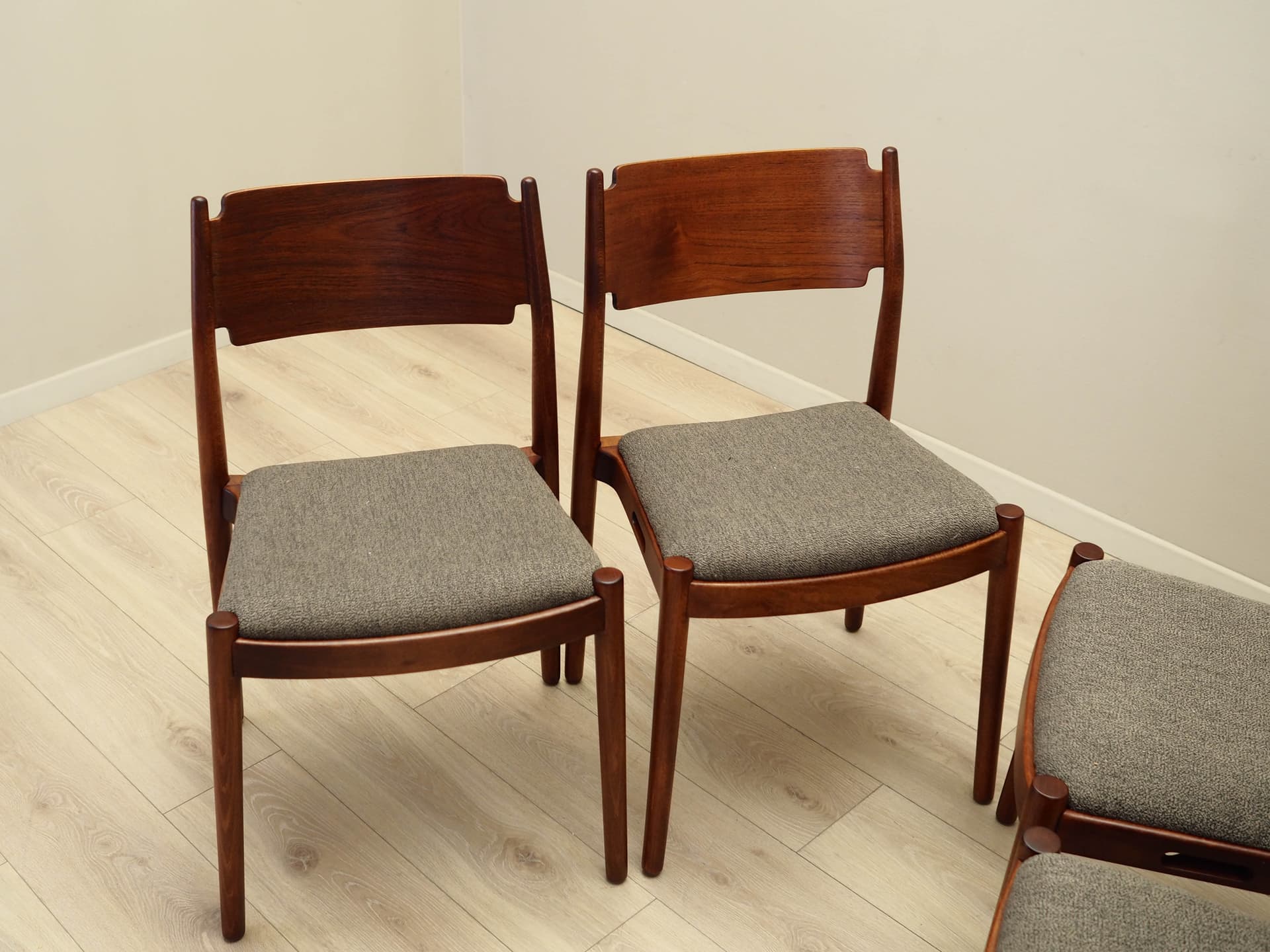 Komplet czterech krzeseł, mahon brązowy ciemny, fornir tekowy brązowy ciemny, tkanina taupe, Dania, lata 70. - 170817