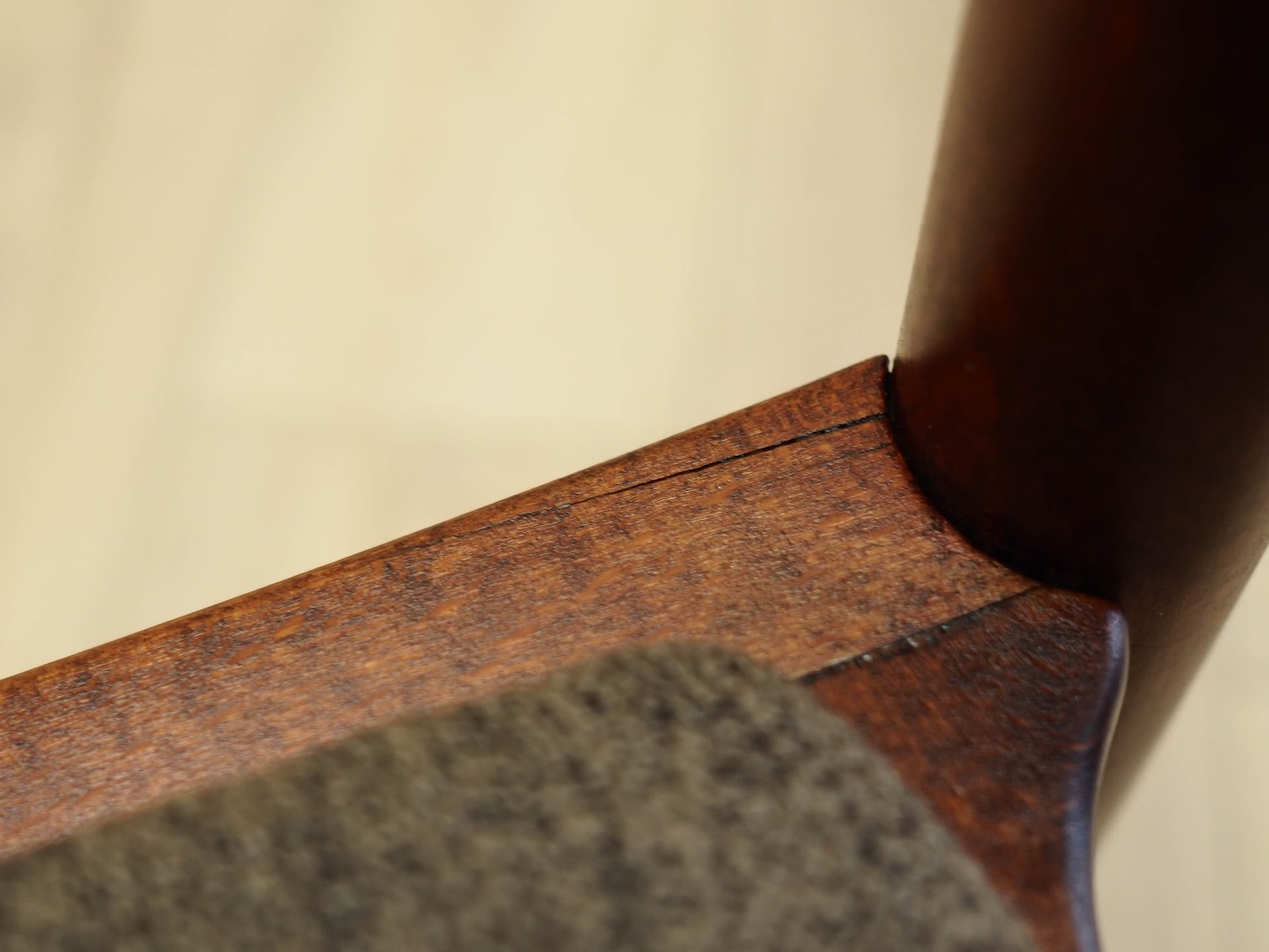 Komplet czterech krzeseł, mahon brązowy ciemny, fornir tekowy brązowy ciemny, tkanina taupe, Dania, lata 70. - 170819