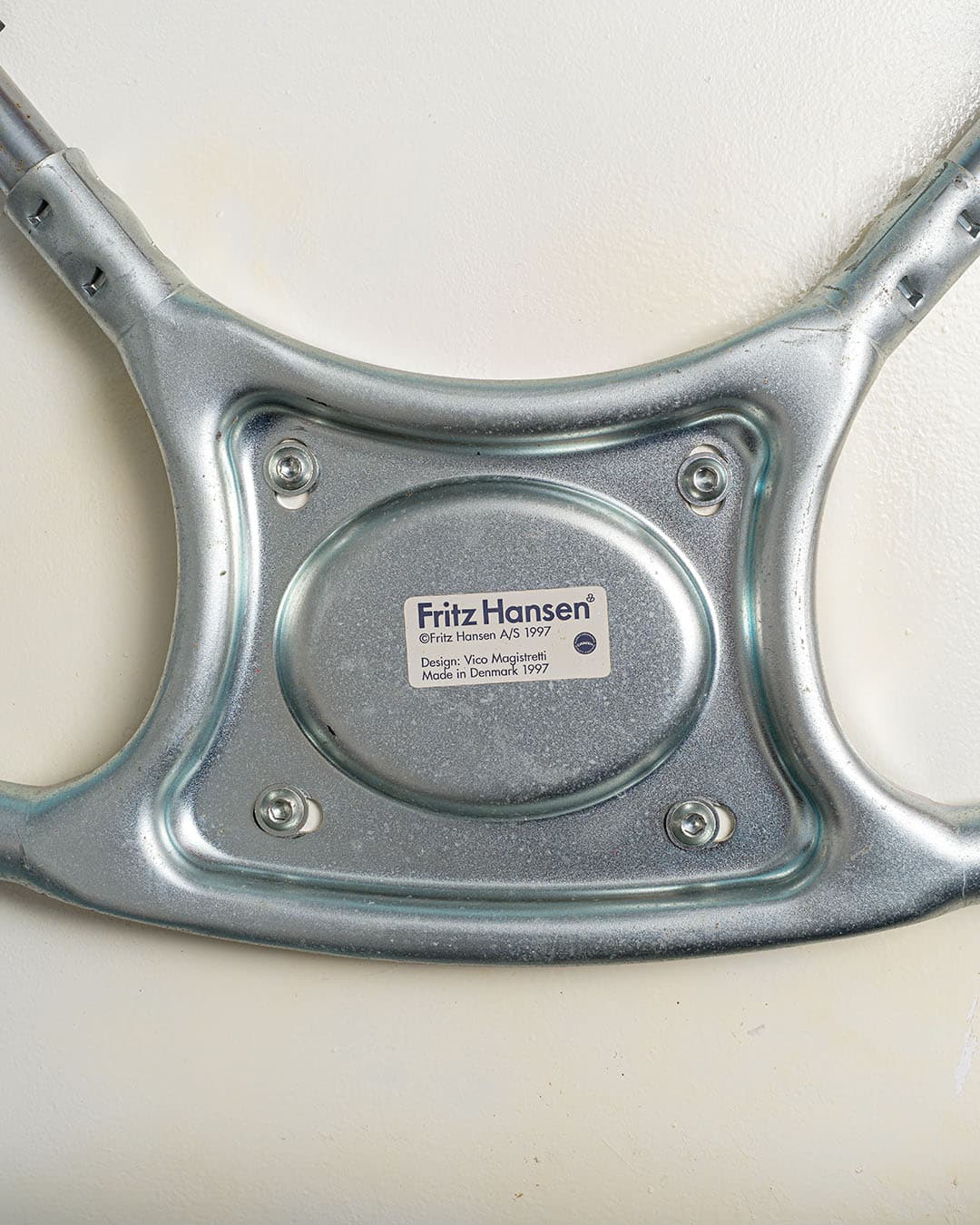 Krzesło, biały sklejka, stal chromowana, proj. V. Magistretti, Fritz Hansen, Dania, lata 90. - 170994