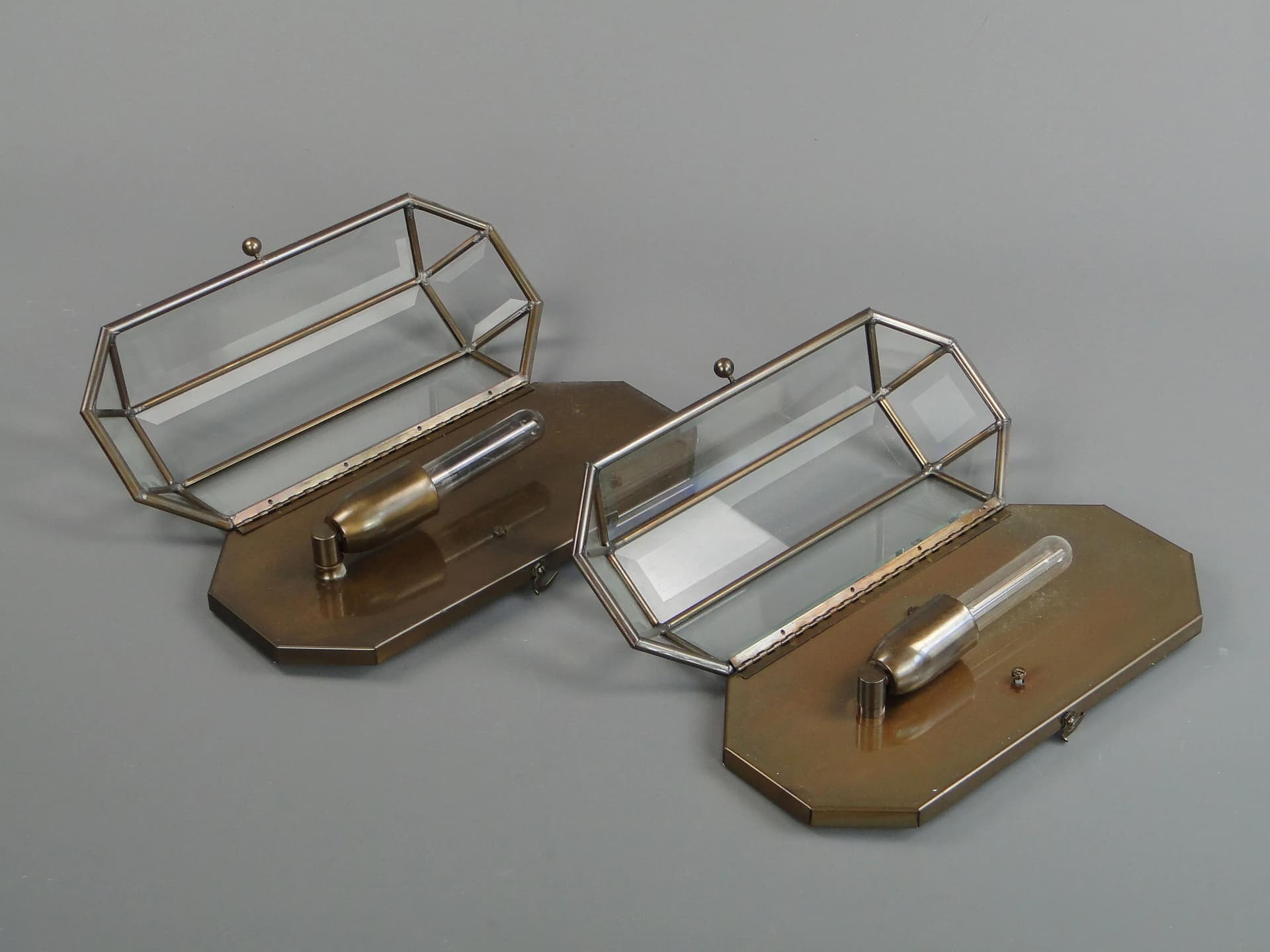 Para kinkietów, Secesja Wiedeńska, szkło brązowy ciemny, mosiądz, Austria, lata 80. - 11293