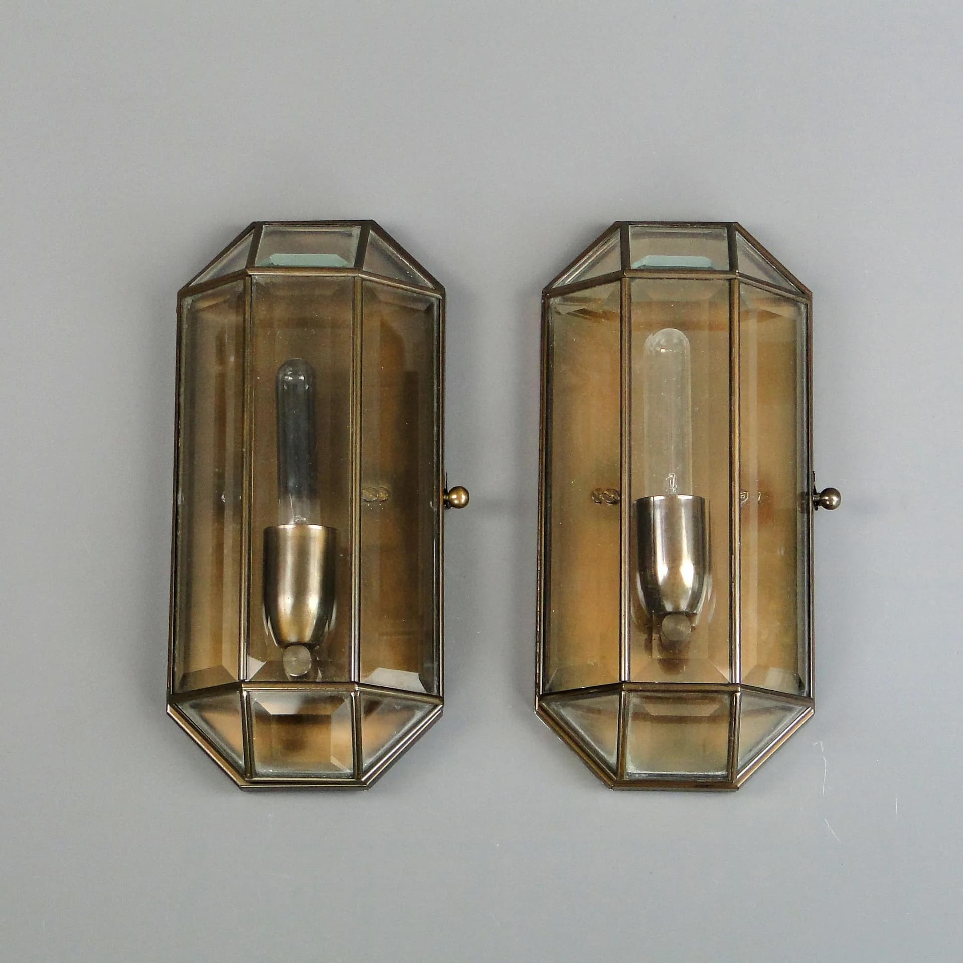 Para kinkietów, Secesja Wiedeńska, szkło brązowy ciemny, mosiądz, Austria, lata 80. - 11288