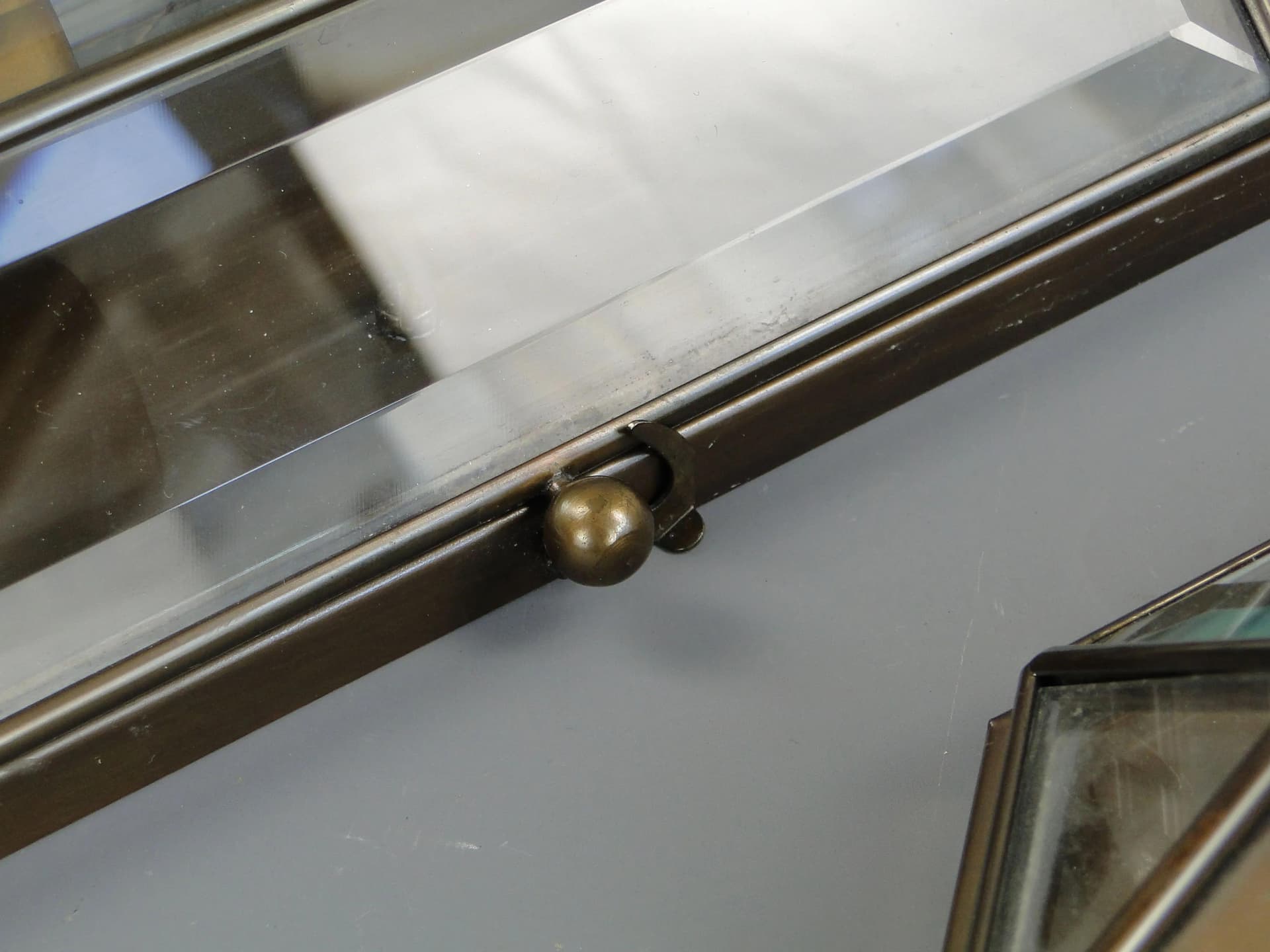 Para kinkietów, Secesja Wiedeńska, szkło brązowy ciemny, mosiądz, Austria, lata 80. - 11292