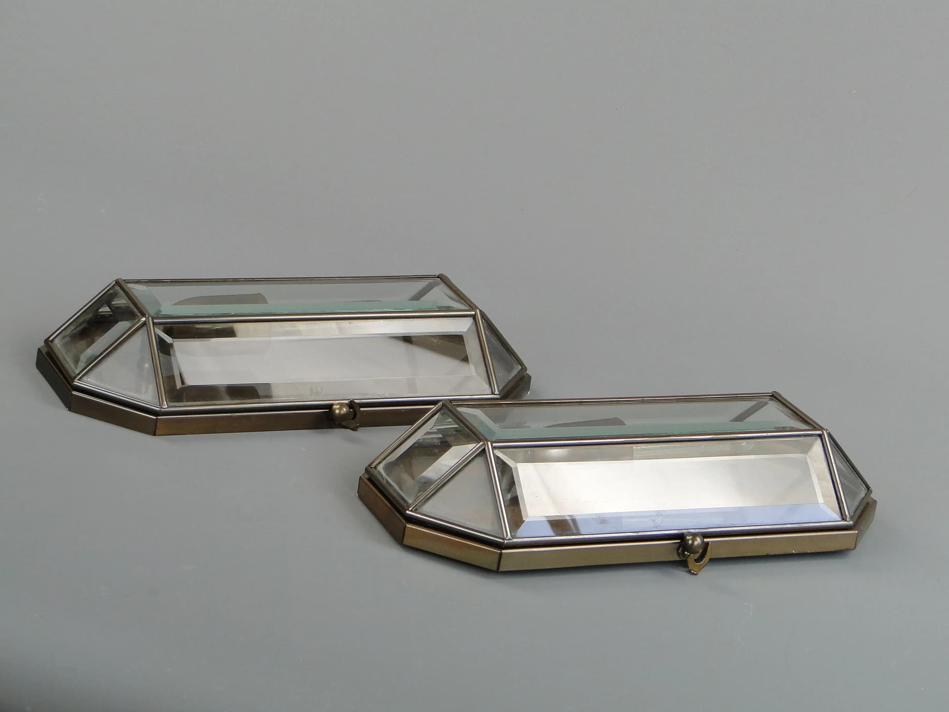 Para kinkietów, Secesja Wiedeńska, szkło brązowy ciemny, mosiądz, Austria, lata 80. - 11291