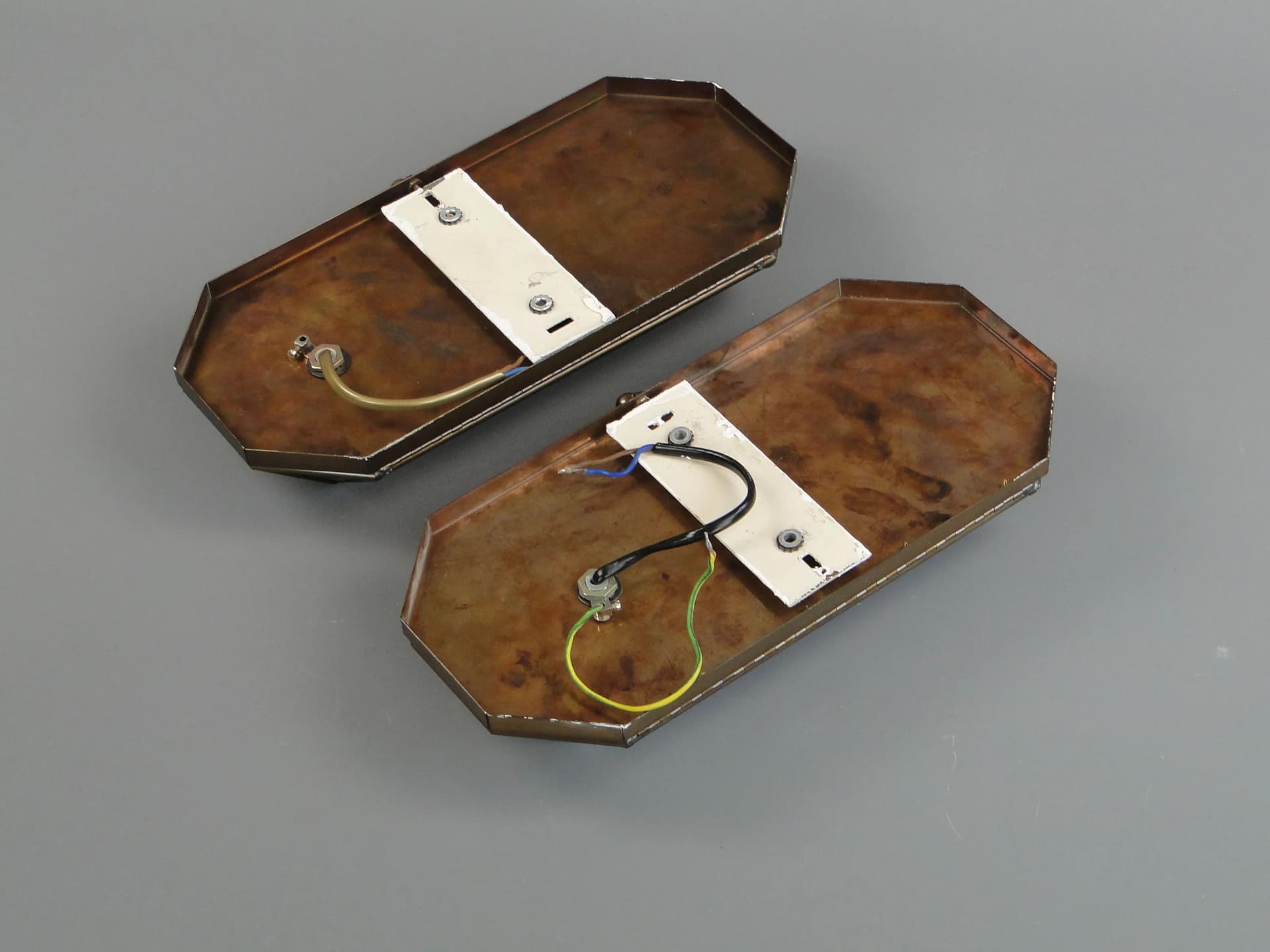 Para kinkietów, Secesja Wiedeńska, szkło brązowy ciemny, mosiądz, Austria, lata 80. - 11295