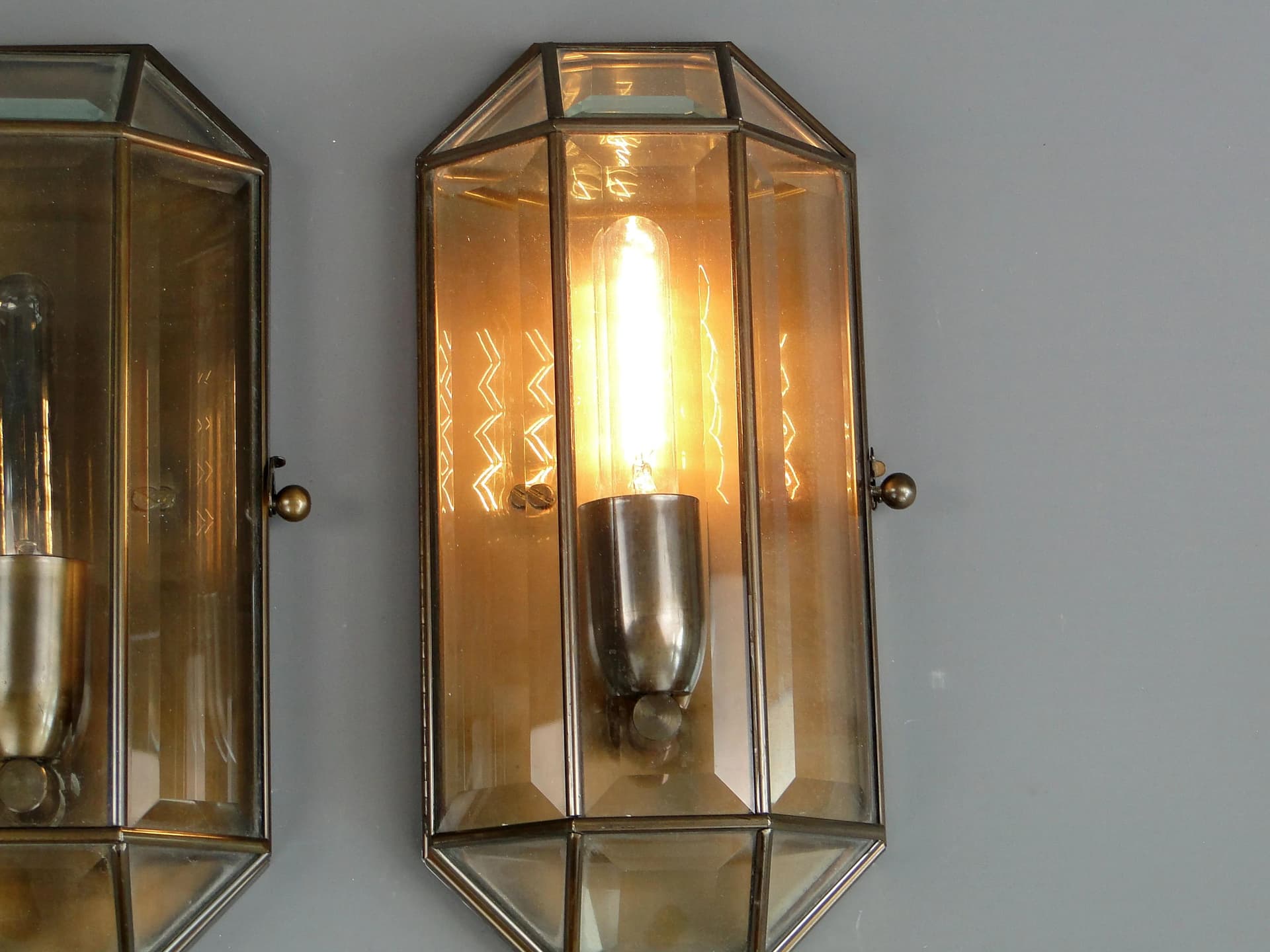 Para kinkietów, Secesja Wiedeńska, szkło brązowy ciemny, mosiądz, Austria, lata 80. - 11296