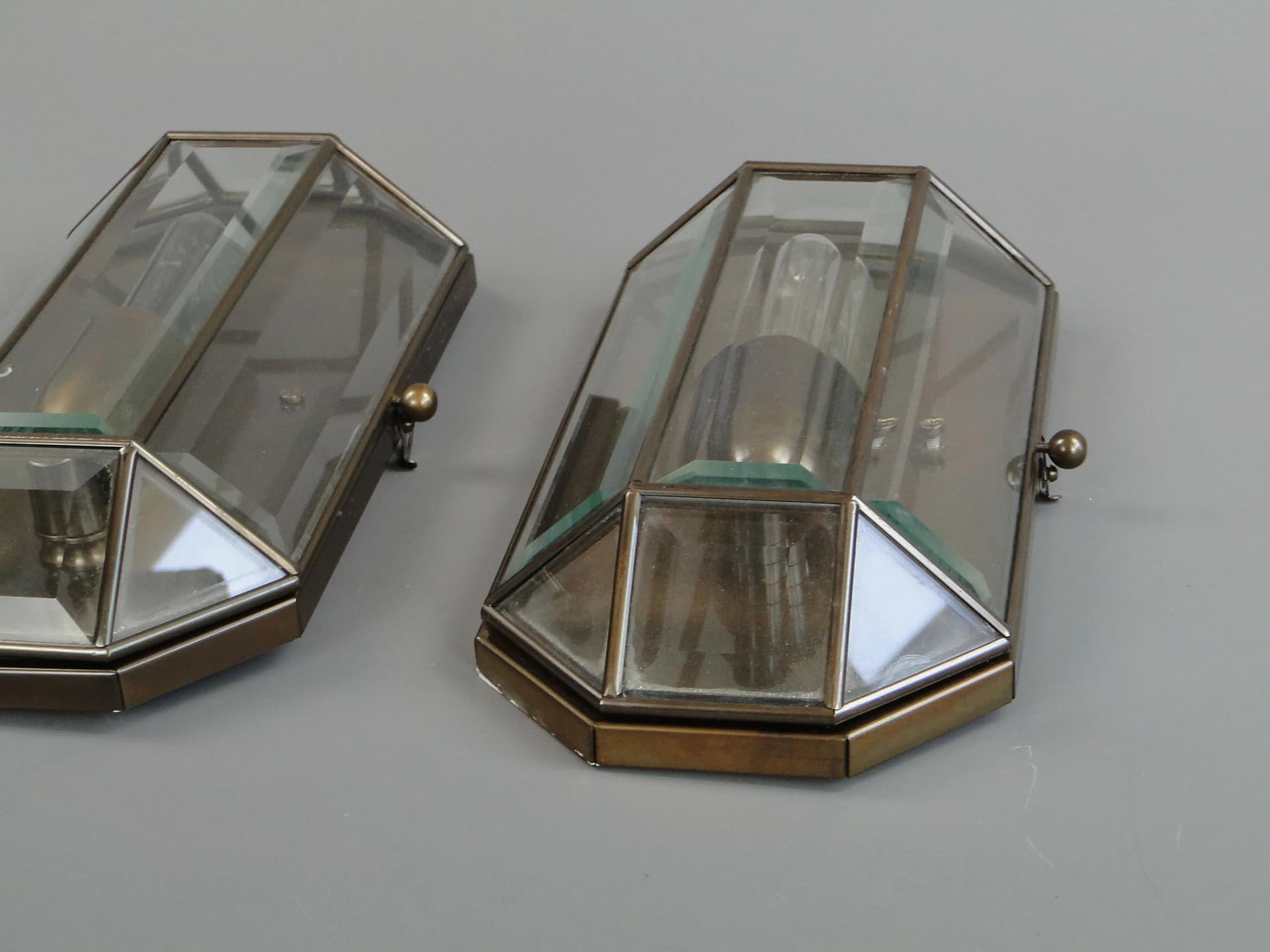 Para kinkietów, Secesja Wiedeńska, szkło brązowy ciemny, mosiądz, Austria, lata 80. - 11290