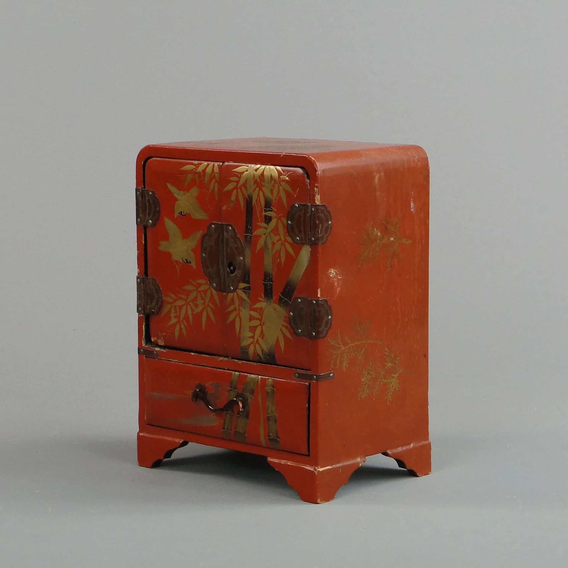 Szafka sepet, lakierowana czerwona, drewno, Japonia, lata 30. - 11271