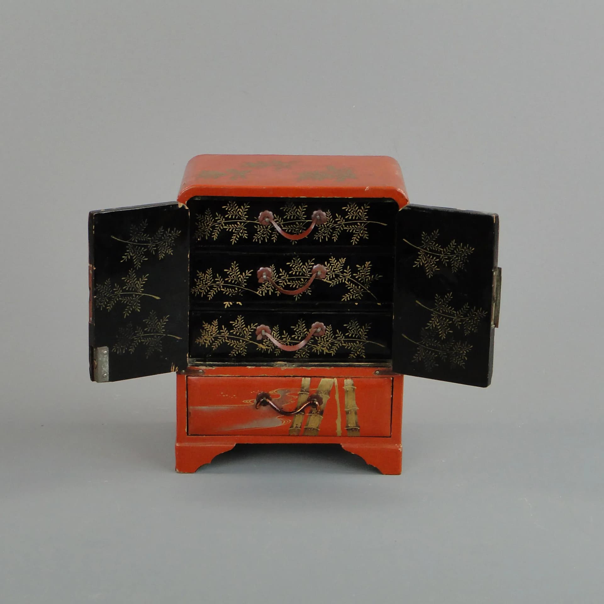 Szafka sepet, lakierowana czerwona, drewno, Japonia, lata 30. - 11274