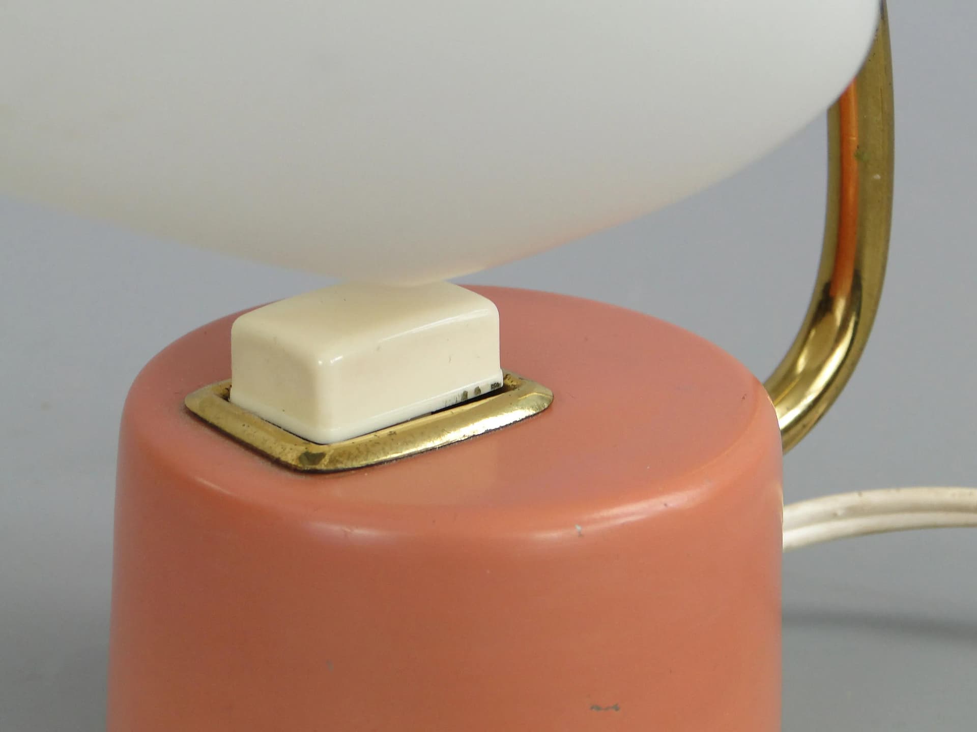 Lampa stołowa, pastelowy róż, stal lakierowana, mosiądz, szkło, Stilnovo, Włochy, lata 50. - 11255