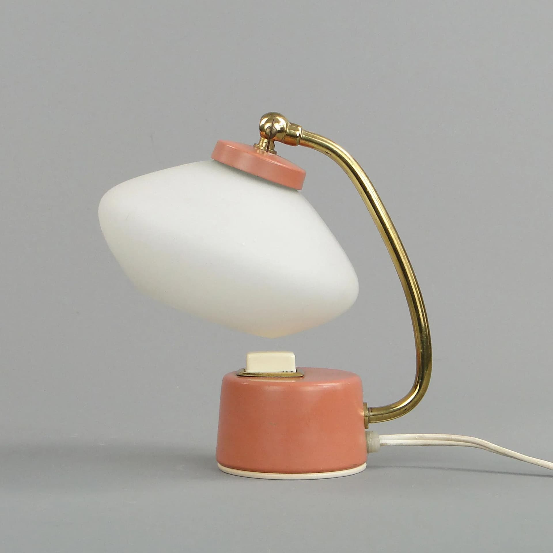 Lampa stołowa, pastelowy róż, stal lakierowana, mosiądz, szkło, Stilnovo, Włochy, lata 50. - 11254