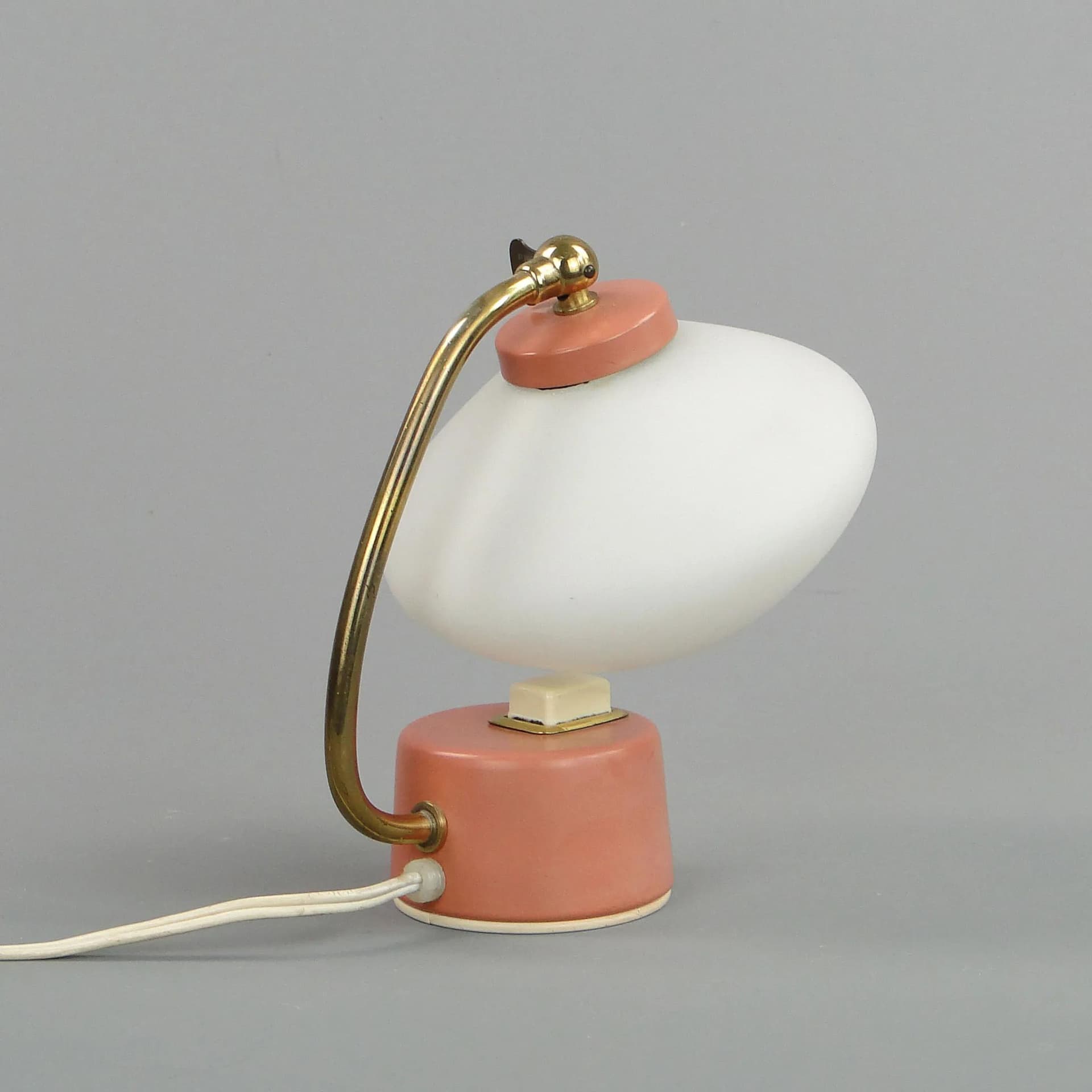 Lampa stołowa, pastelowy róż, stal lakierowana, mosiądz, szkło, Stilnovo, Włochy, lata 50. - 11252