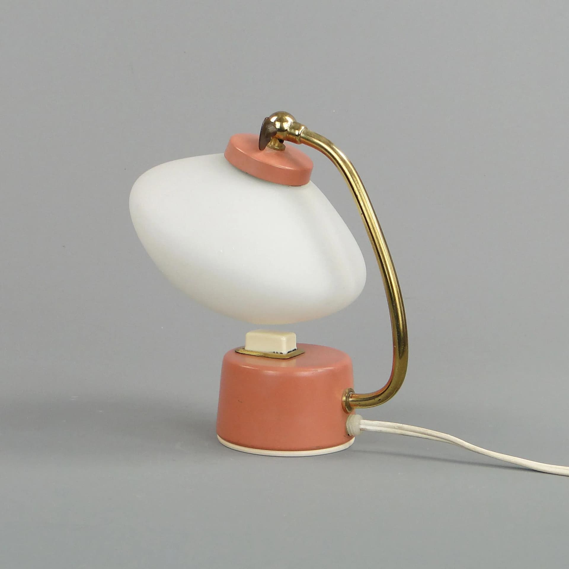 Lampa stołowa, pastelowy róż, stal lakierowana, mosiądz, szkło, Stilnovo, Włochy, lata 50. - 11253