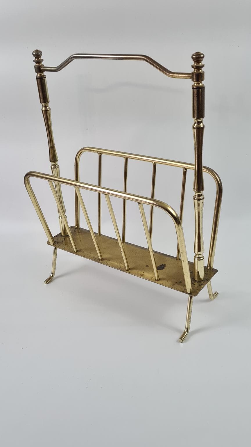 Stojak na gazety wykonany z mosiądzowanego metalu, - 171455