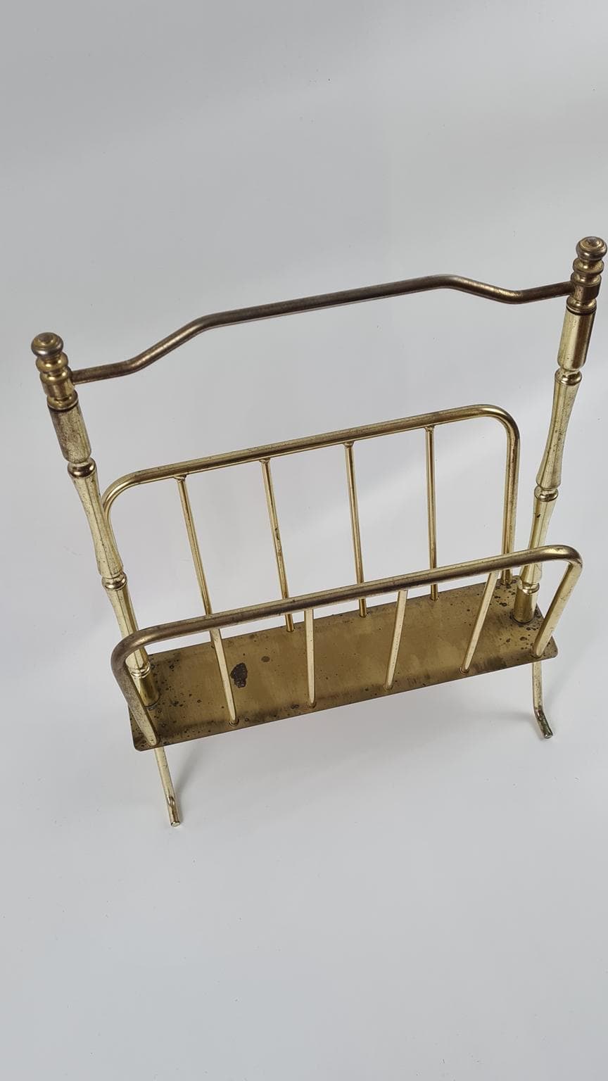 Stojak na gazety wykonany z mosiądzowanego metalu, - 171451