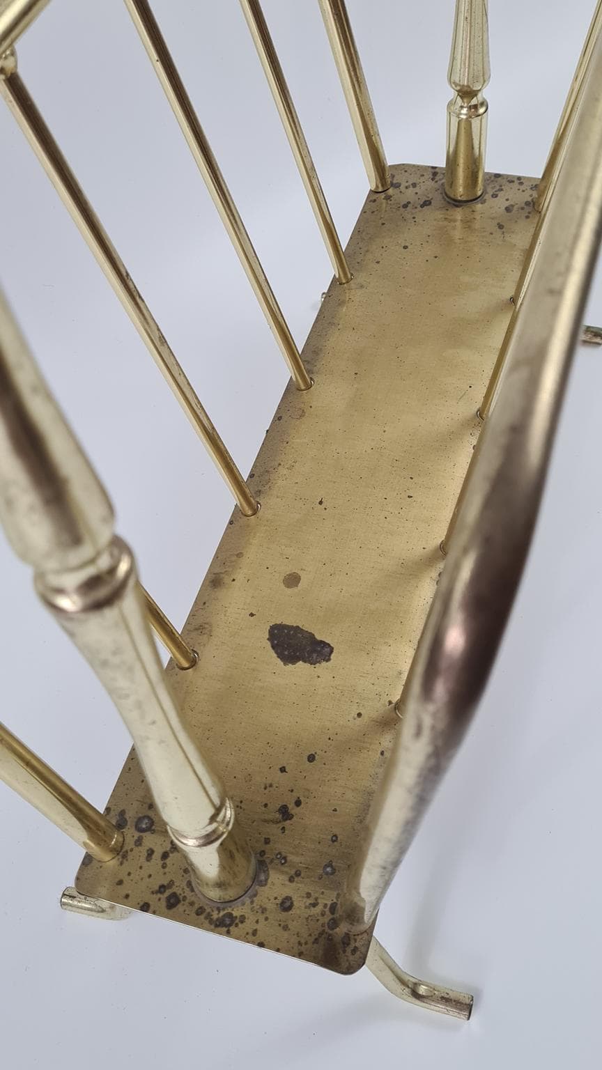 Stojak na gazety wykonany z mosiądzowanego metalu, - 171453